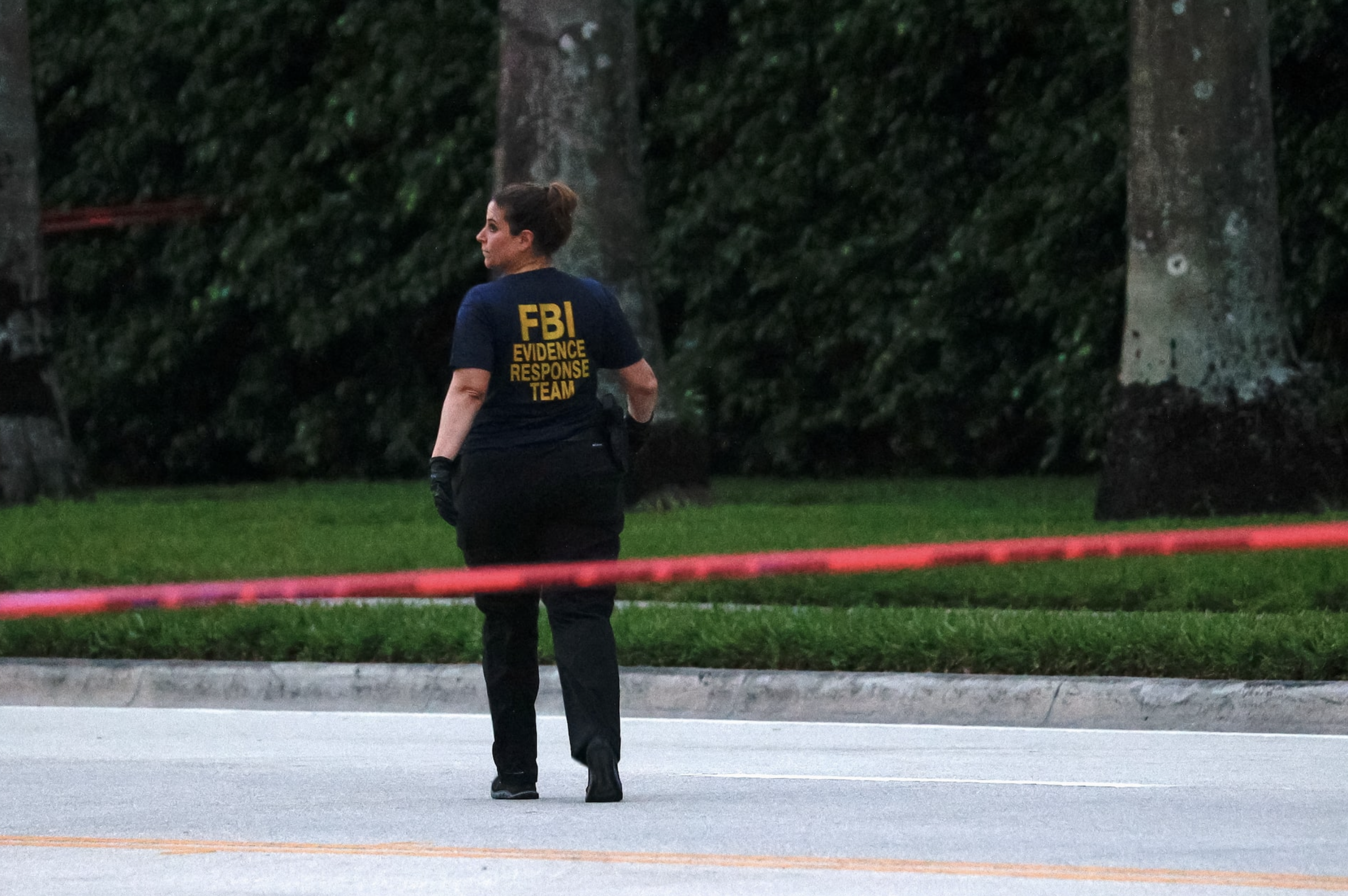 An FBI agent walks after reports of shots fired at Republican presidential nominee and former U.S. President Donald Trump's Trump International Golf Club in West Palm Beach, Florida, U.S. September 15, 2024. Photo: Reuters