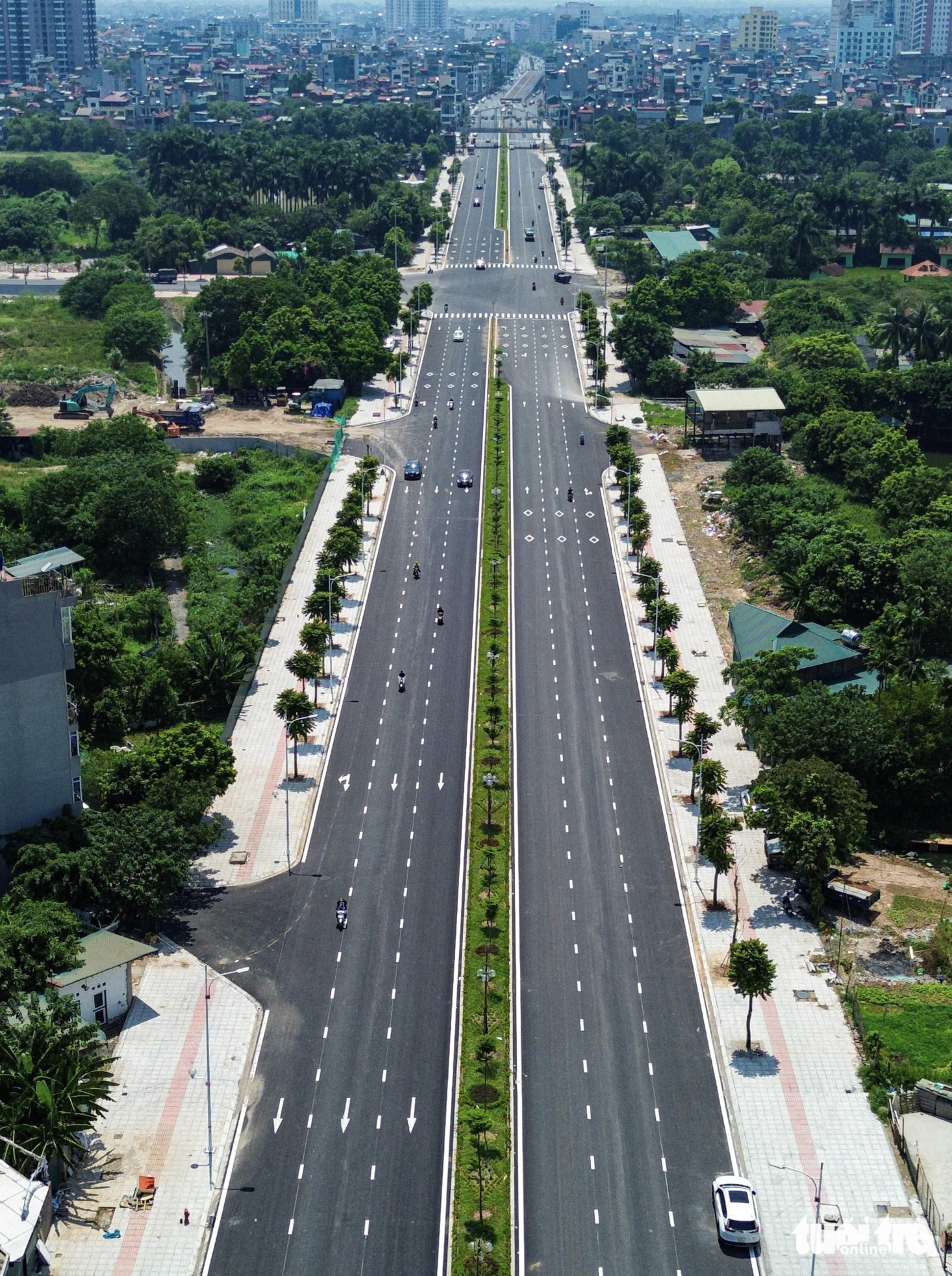 A road connecting Nguyen Van Cu Street with Ngoc Thuy Dyke in Long Bien District, Hanoi has six lanes. Photo: Hong Quang / Tuoi Tre