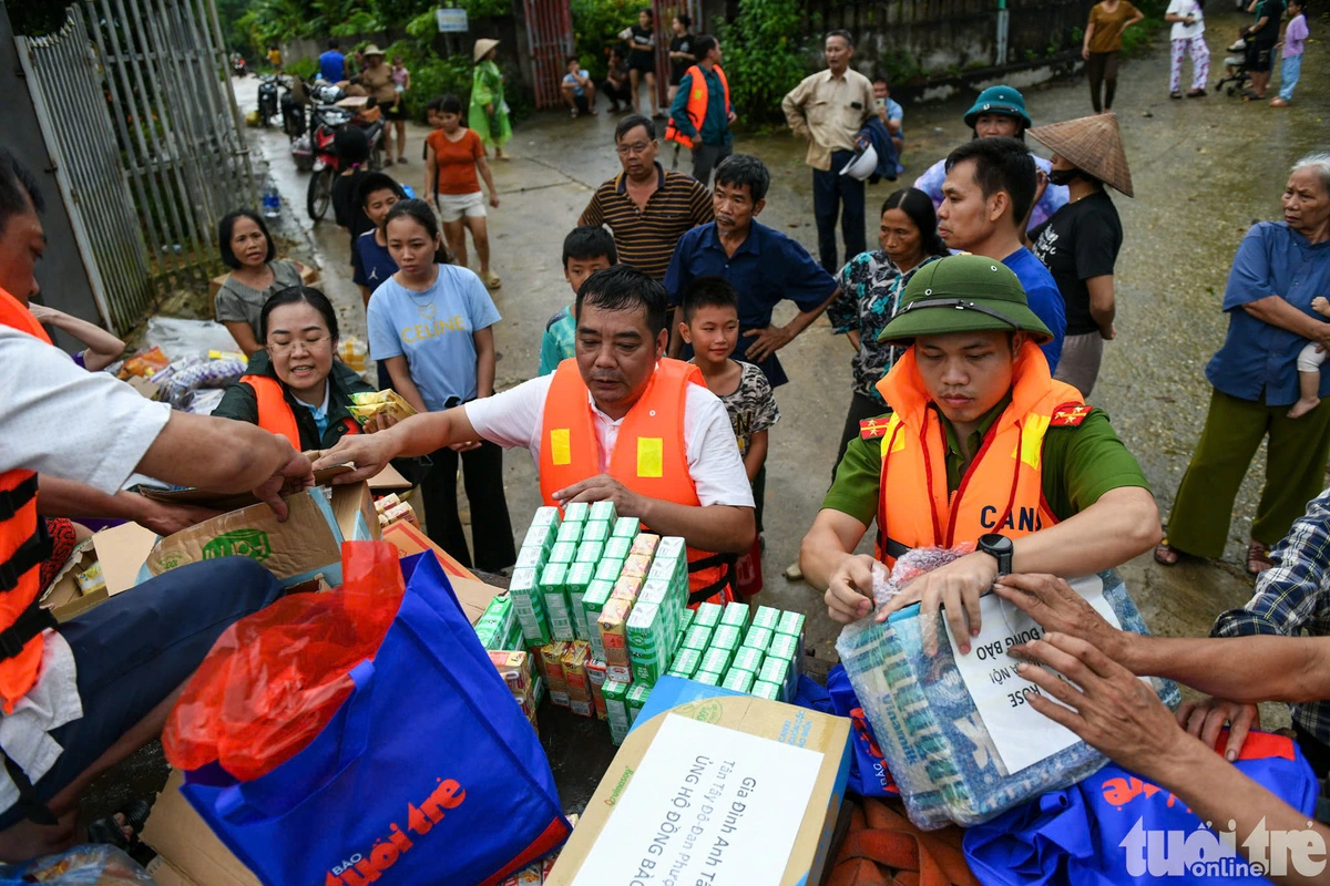 Tuoi Tre readers’ gift sets are brought to a flooded area in Yen Binh District, Yen Bai Province. Photo: Nam Tran / Tuoi Tre