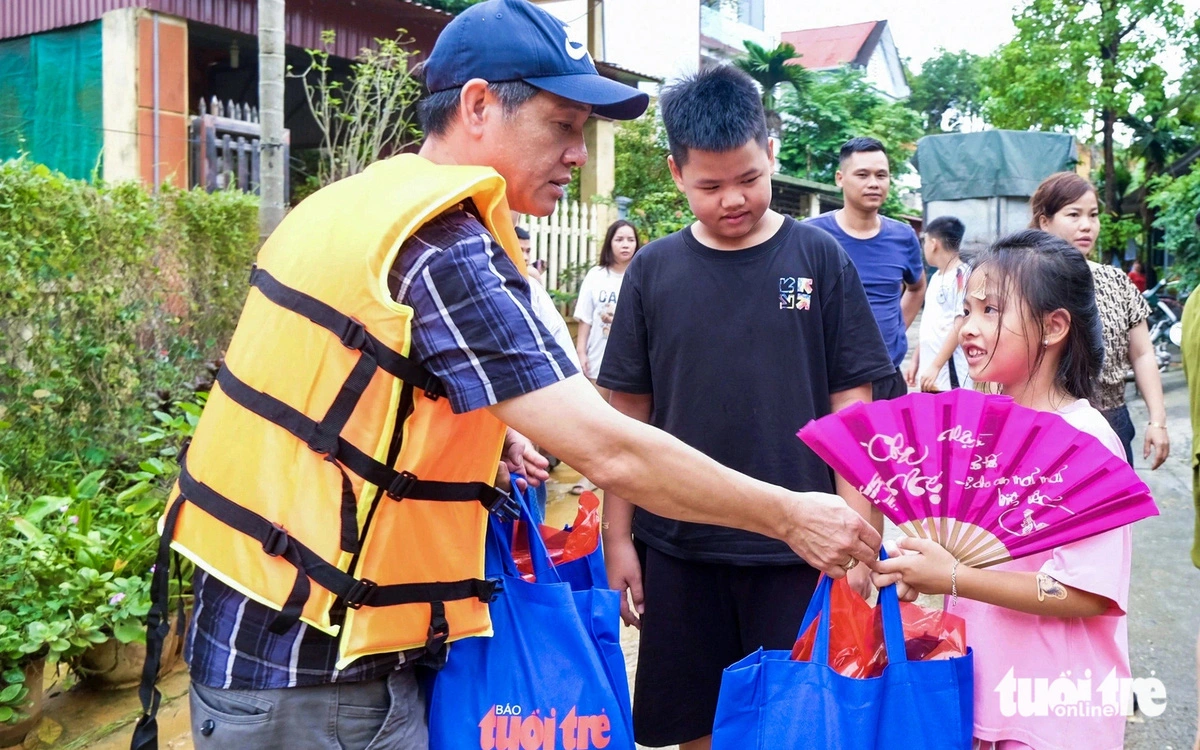 Tuoi Tre readers’ sets of relief aid are given to children in Yen Bai Province. Photo: Ha Thanh / Tuoi Tre