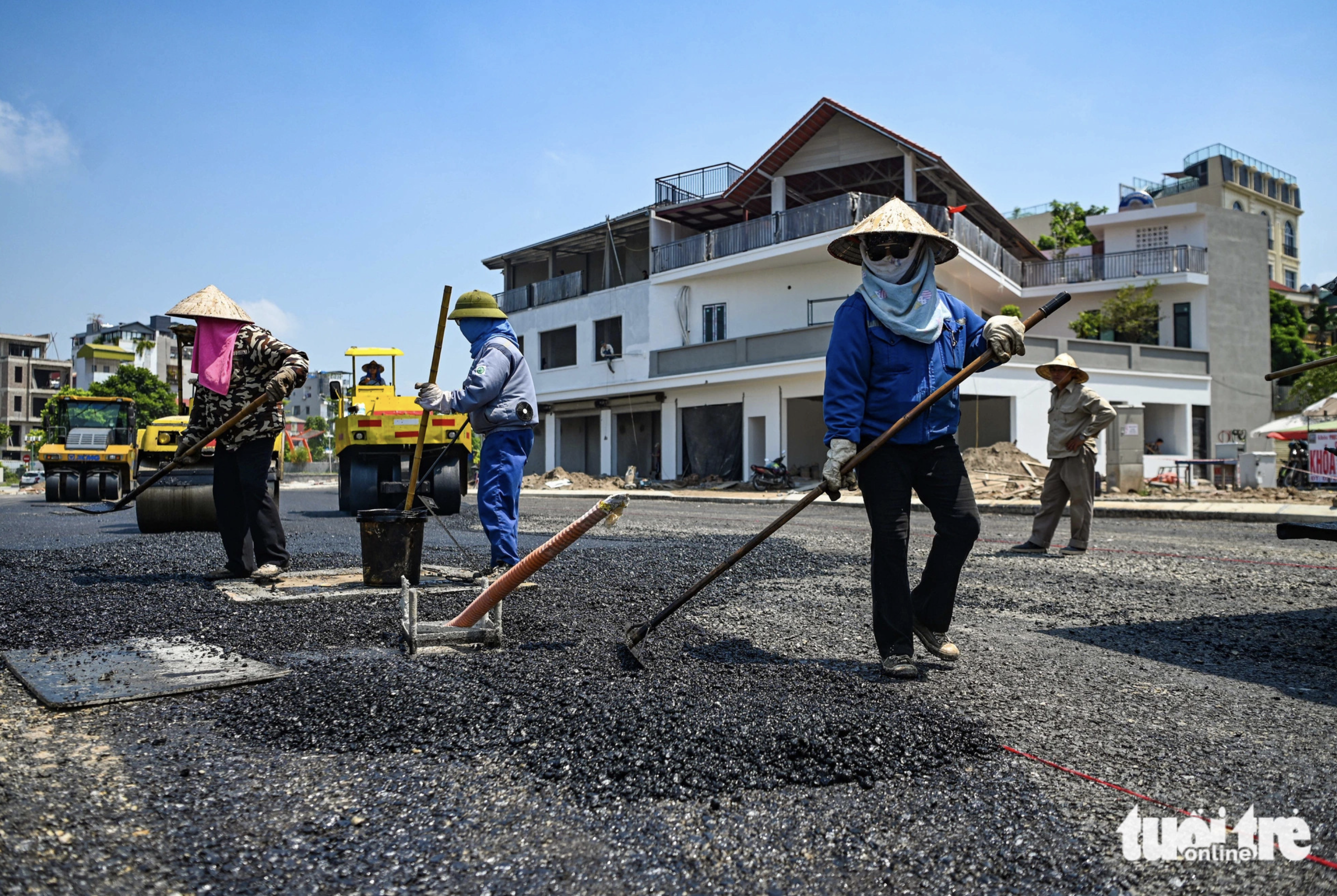 Employees are speeding up work to complete the final components of the VND1.2-trillion road in Hanoi. Photo: Hong Quang / Tuoi Tre