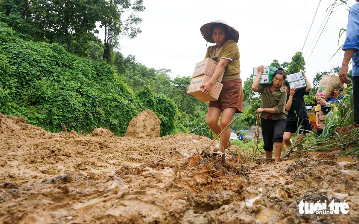 Residents in typhoon-hit Lao Cai Province receive relief aid contributed by Tuoi Tre readers. Photo: Vu Tuan / Tuoi Tre