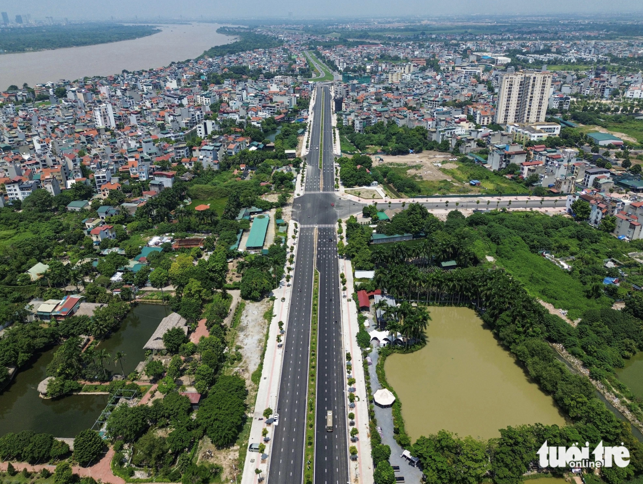 A road connecting Nguyen Van Cu Street with Ngoc Thuy Dyke in Long Bien District, Hanoi is set to open to traffic in celebration of the 70th anniversary of Hanoi’s Liberation Day (October 10). Photo: Hong Quang / Tuoi Tre