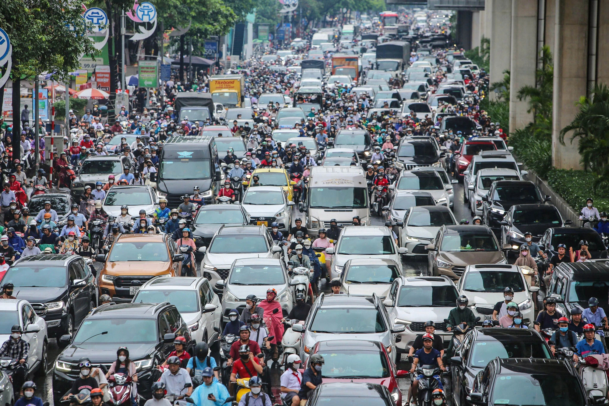 Nguyen Trai Street in Hanoi suffers traffic congestion in both directions, September 16, 2024. Photo: Hong Quang / Tuoi Tre