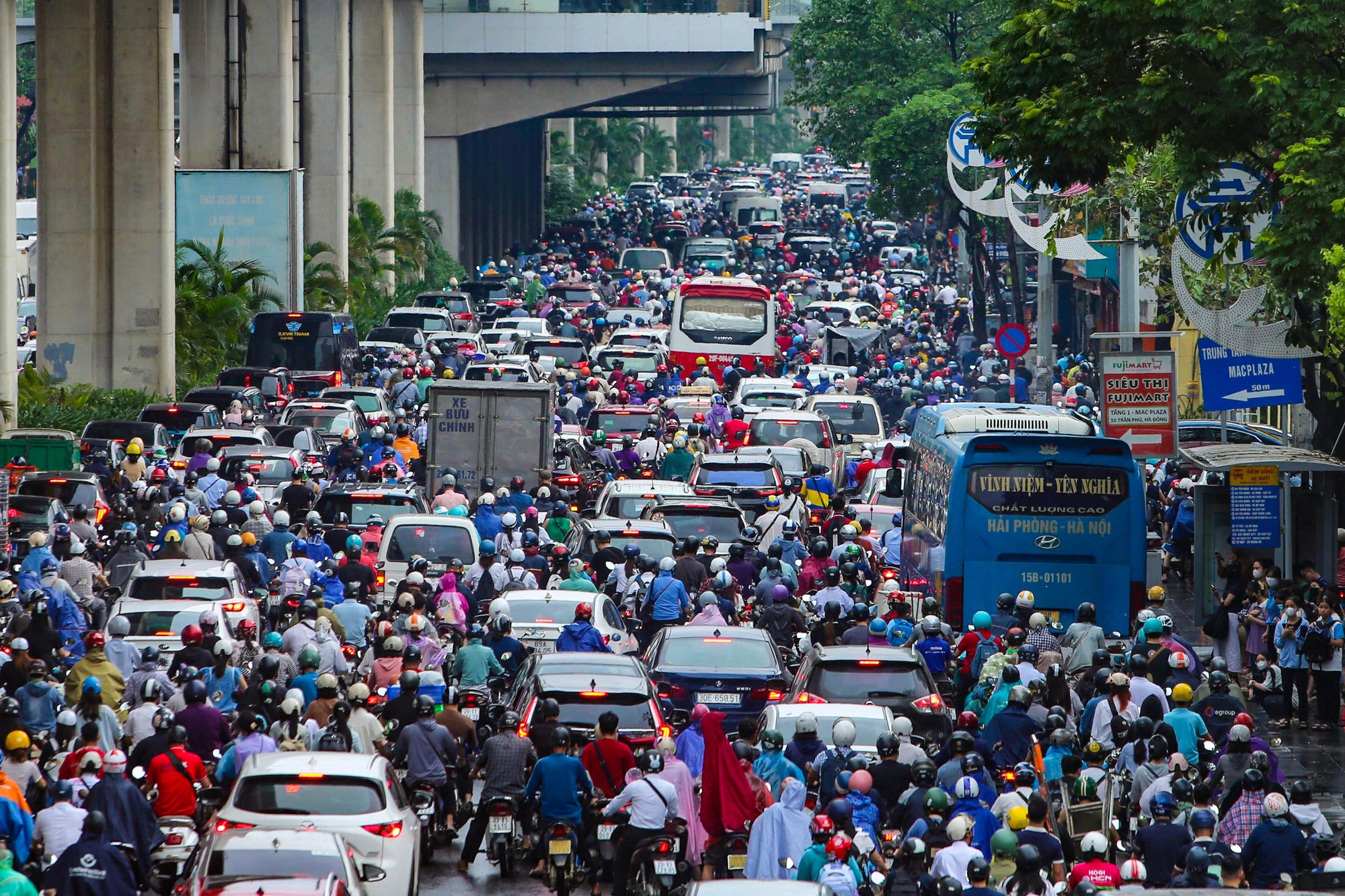 Nguyen Trai Street in Hanoi suffers traffic congestion in both directions, September 16, 2024. Photo: Hong Quang / Tuoi Tre