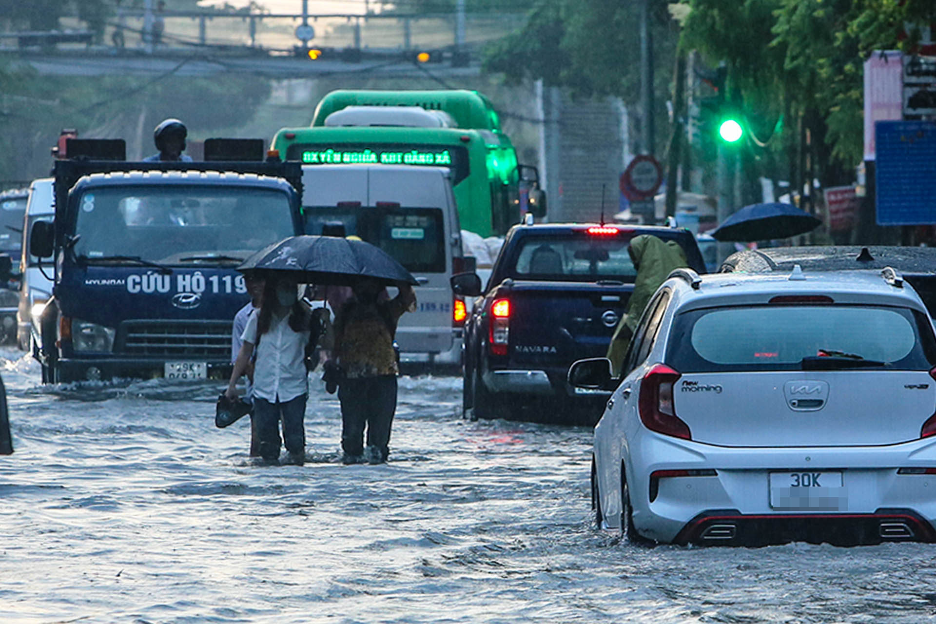 Road 70 in Thanh Tri District, Hanoi was flooded for about two kilometers, September 16, 2024. Photo: Hong Quang / Tuoi Tre