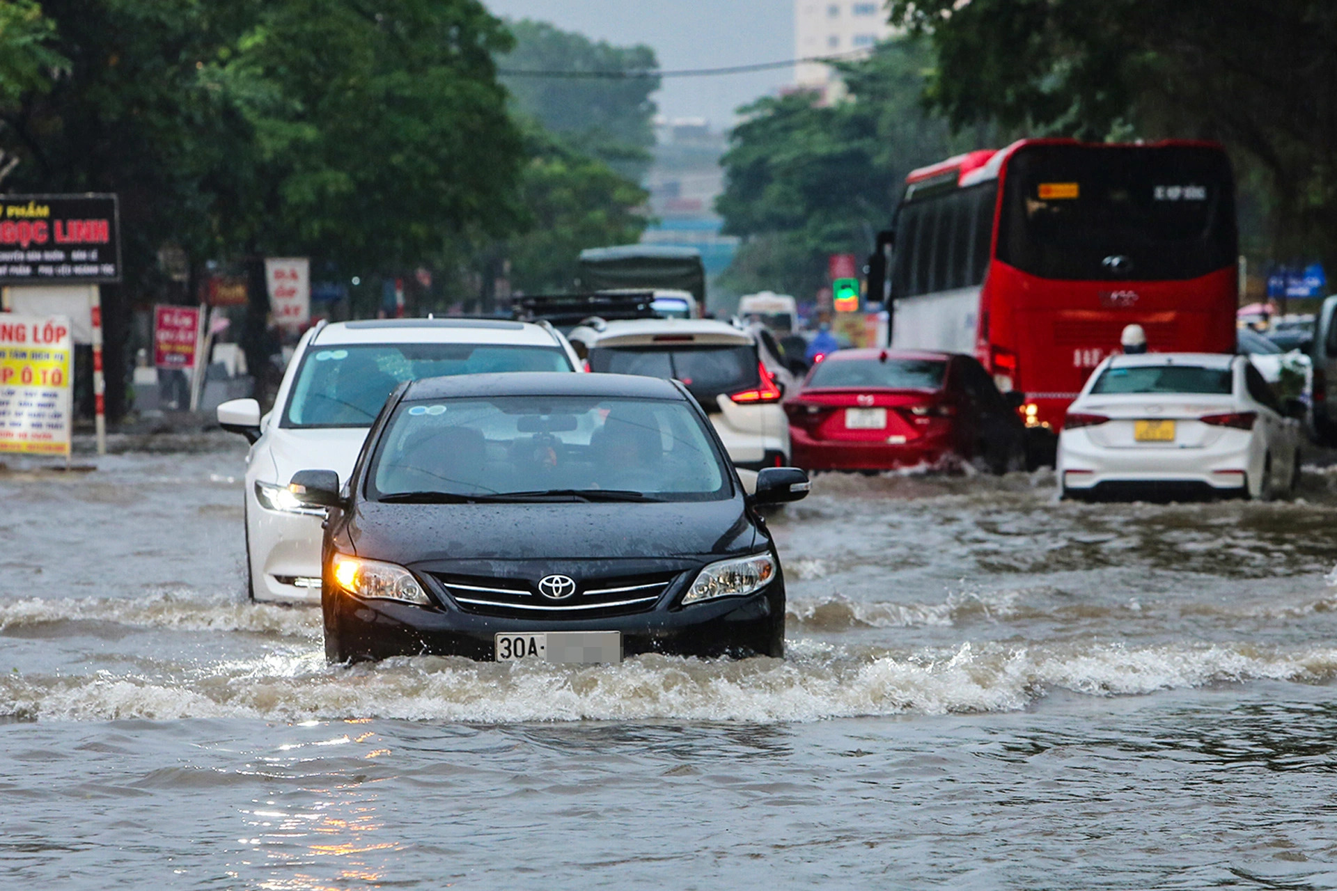 Road 70 in Thanh Tri District, Hanoi was flooded for about two kilometers, September 16, 2024. Photo: Hong Quang / Tuoi Tre