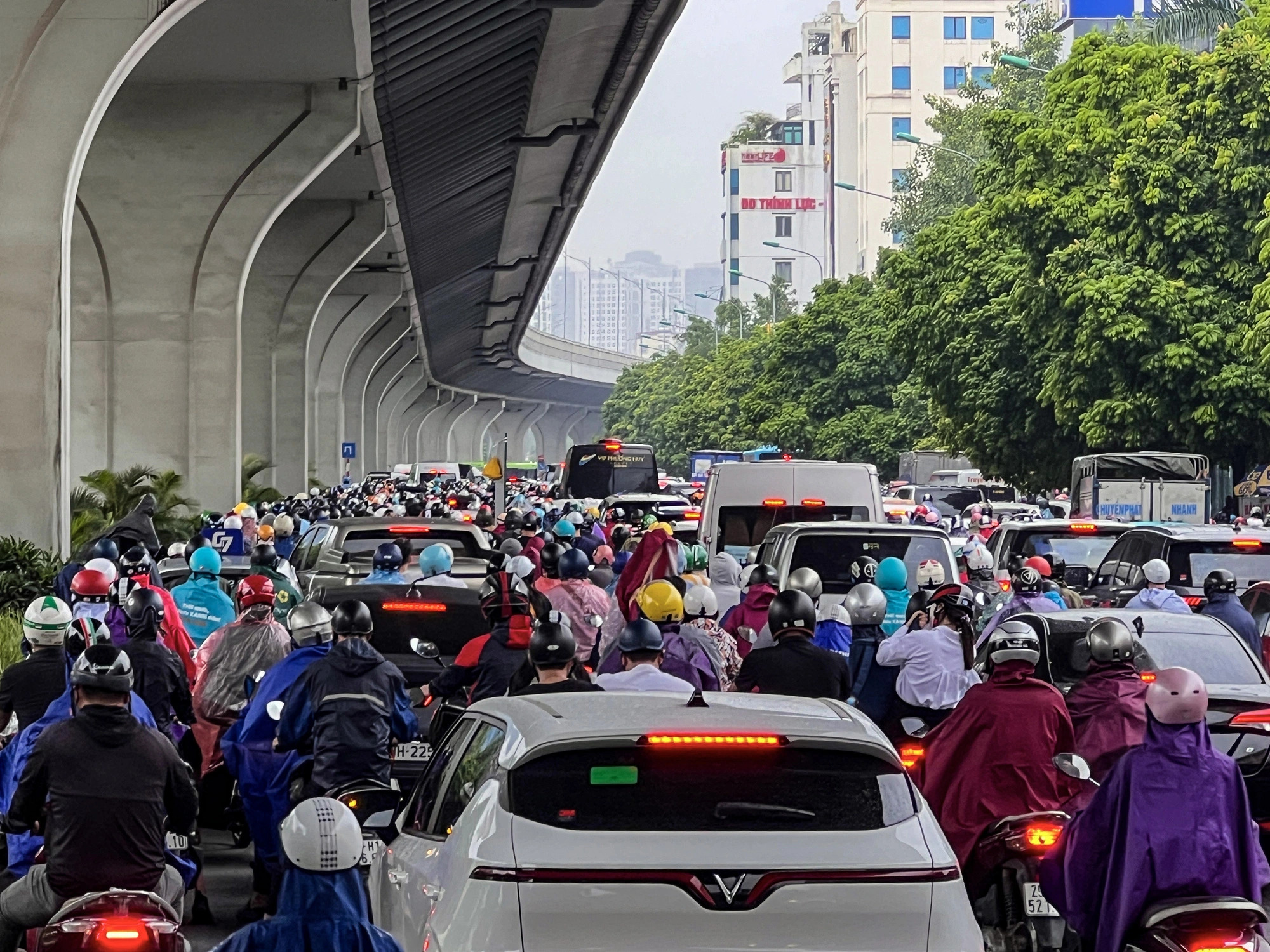 On Ring Road No.2 in Hanoi, a traffic delay stretches from an intersection with Ton That Tung Street to the Nga Tu So intersection, prompting lots of motorbike riders to travel in the wrong direction to avoid the congestion, September 16, 2024. Photo: Hong Quang / Tuoi Tre