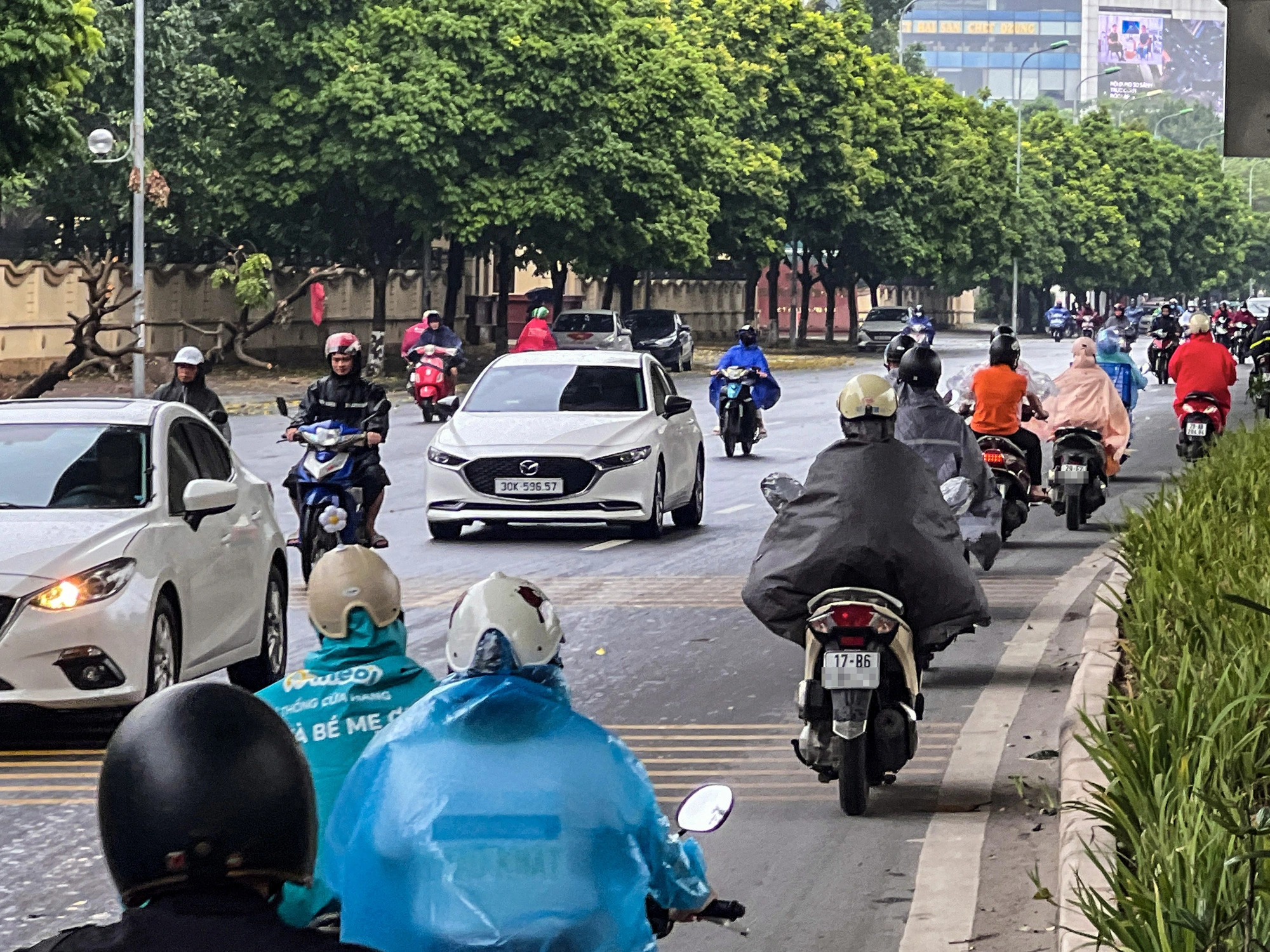 On Ring Road No.2 in Hanoi, a traffic delay stretches from an intersection with Ton That Tung Street to the Nga Tu So intersection, prompting lots of motorbike riders to travel in the wrong direction to avoid the congestion, September 16, 2024. Photo: Hong Quang / Tuoi Tre