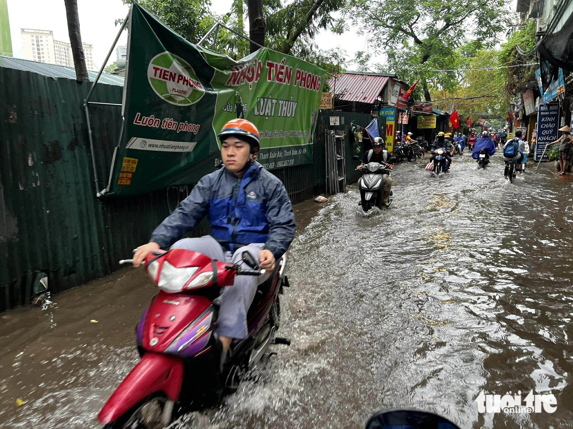 Heavy flooding on Luong The Vinh Street in Thanh Xuan District, Hanoi makes it challenging for vehicles to navigate, September 16, 2024. Photo: Nam Tran / Tuoi Tre