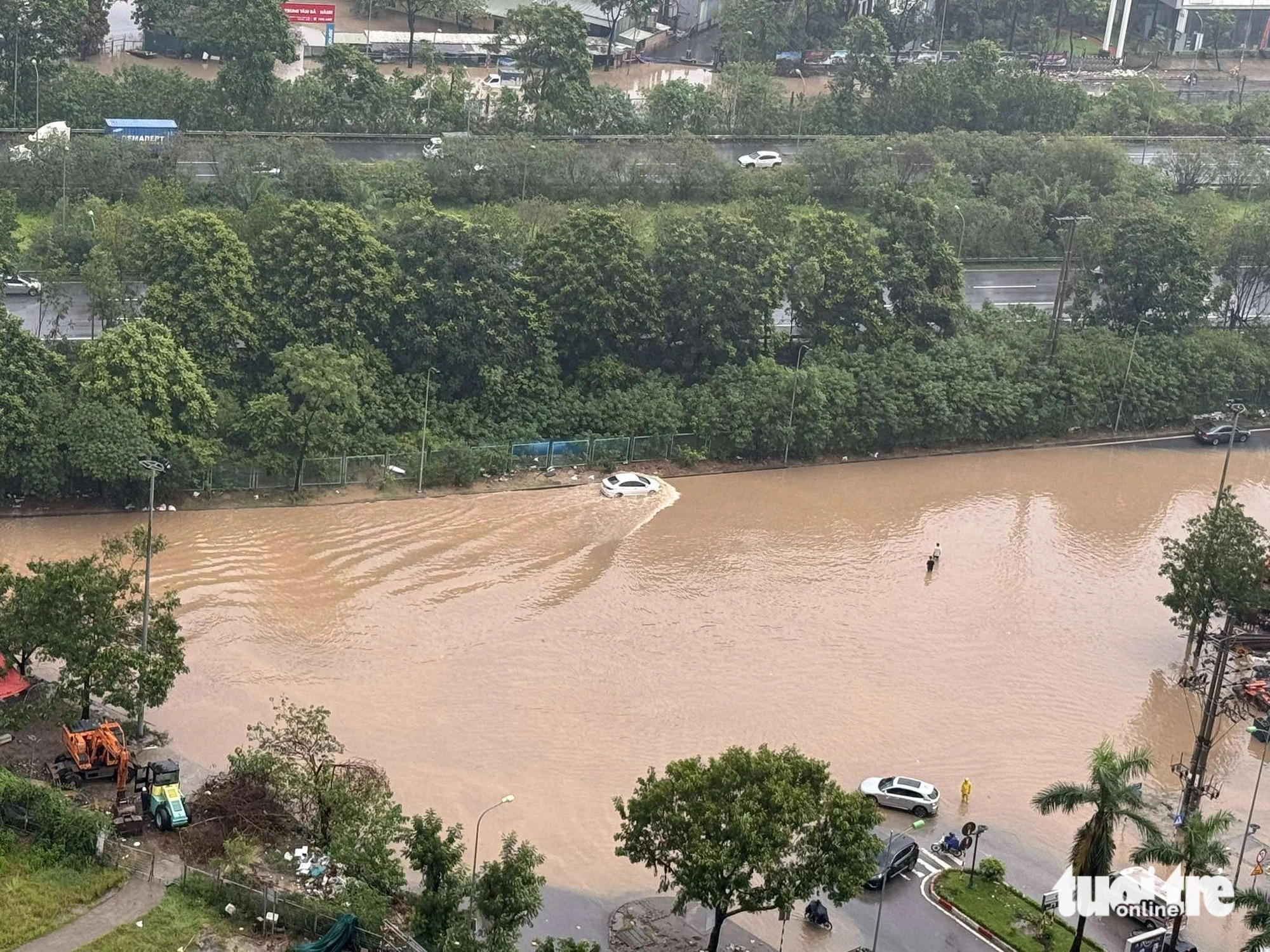 The intersection of Thang Long Boulevard and Le Trong Tan Street experiences severe flooding, Hanoi, September 16, 2024. Photo: T.Chung / Tuoi Tre