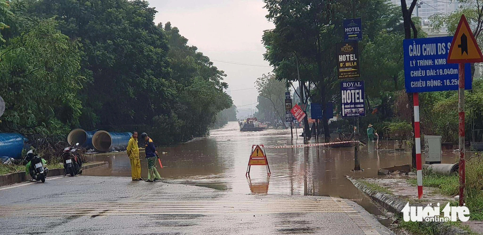 Authorities put up a road sign board banning vehicles from entering the flooded Thang Long Boulevard, Hanoi, September 16, 2024. Photo: T.Chung / Tuoi Tre