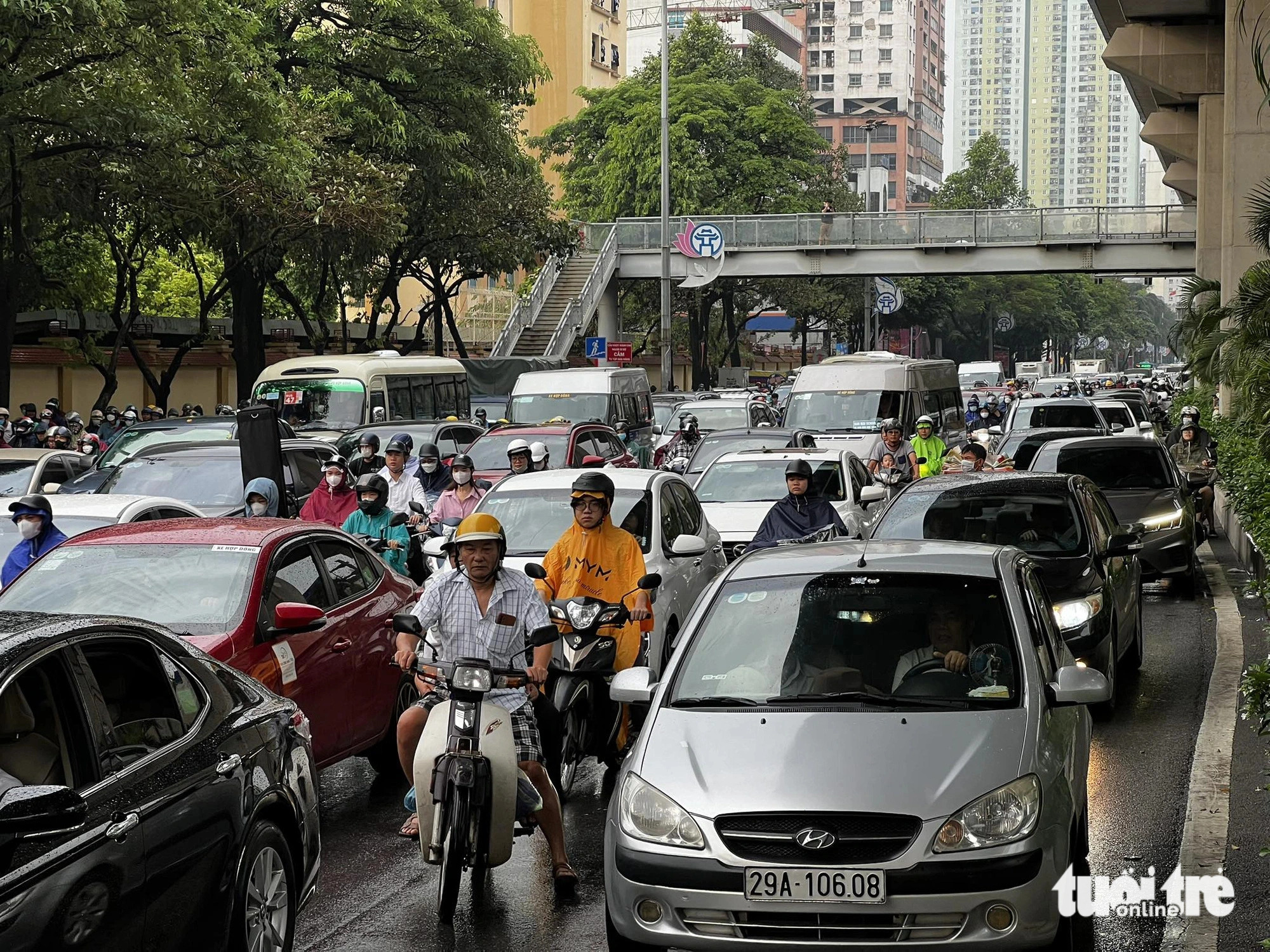 Tran Phu and Nguyen Trai Streets face heavy traffic congestion, Hanoi, September 16, 2024. Photo: Nam Tran / Tuoi Tre