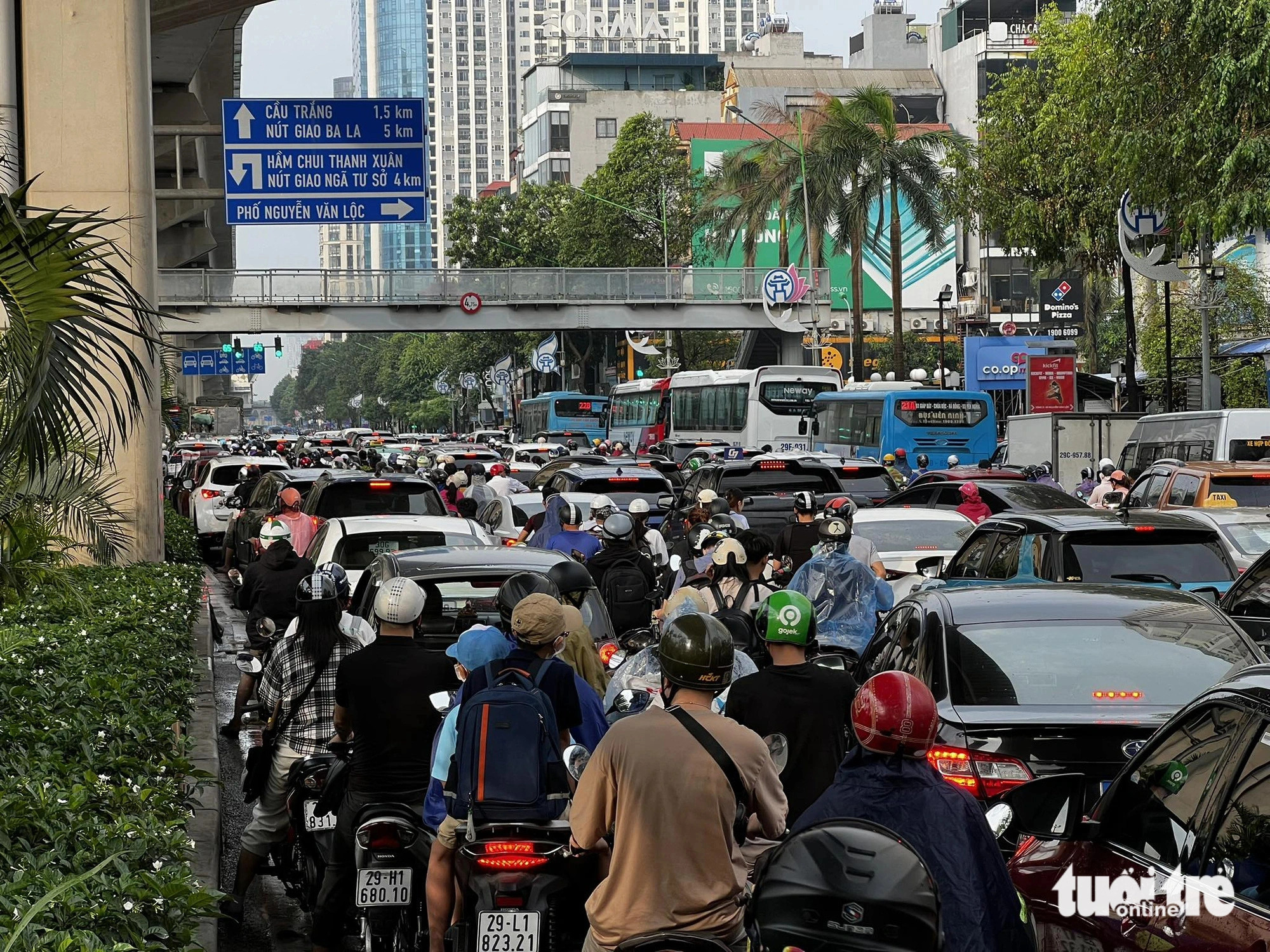 Heavy traffic is seen along the Tran Phu Street section in Ha Dong District, Hanoi, September 16, 2024. Photo: Nam Tran / Tuoi Tre