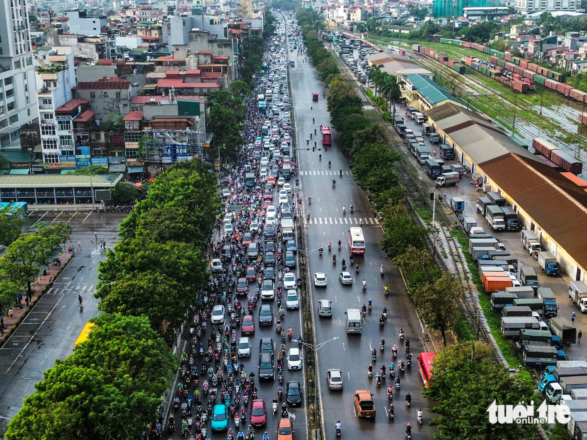 A traffic jam stretches for around two kilometers near the intersection of Giai Phong Street and Kim Dong Street in Hanoi due to heavy rainfall and the ongoing construction for an underpass project, September 16, 2024. Photo: Hong Quang / Tuoi Tre