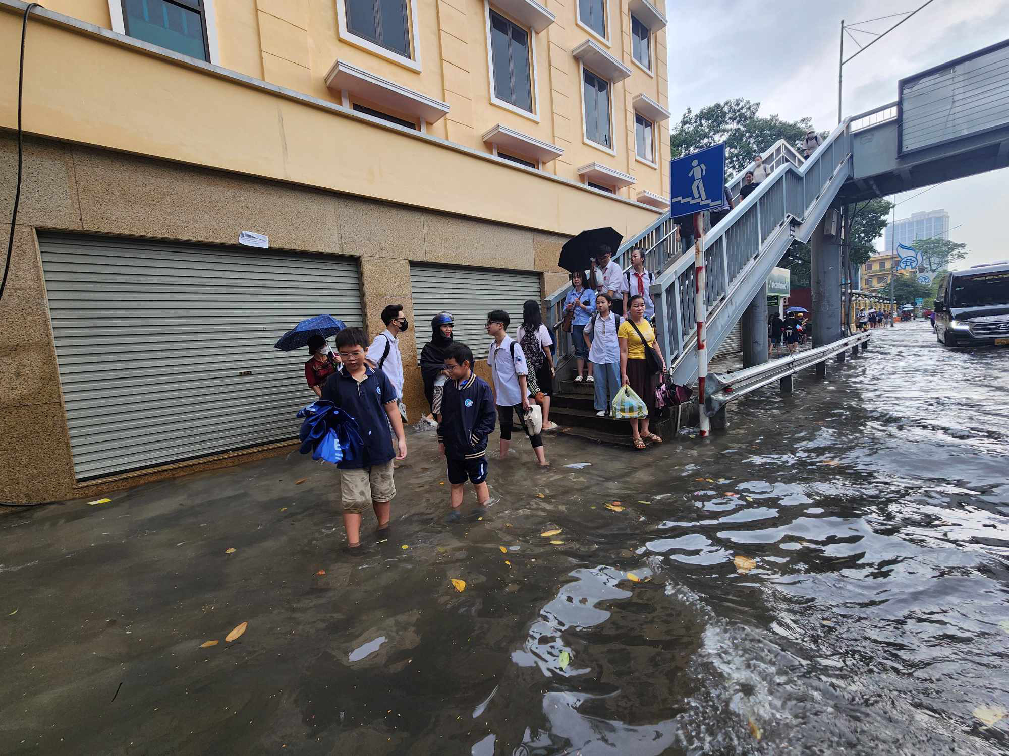 The area in front of Hanoi University of Social Sciences and Humanities on Nguyen Trai Street endures severe inundation, Hanoi, September 16, 2024. Photo: Q.P.