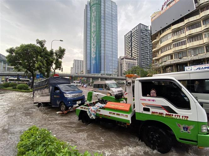 A truck broke down on Huynh Thuc Khang Street, requiring a rescue service. Hanoi, September 16, 2024. Photo: Vietnam News Agency