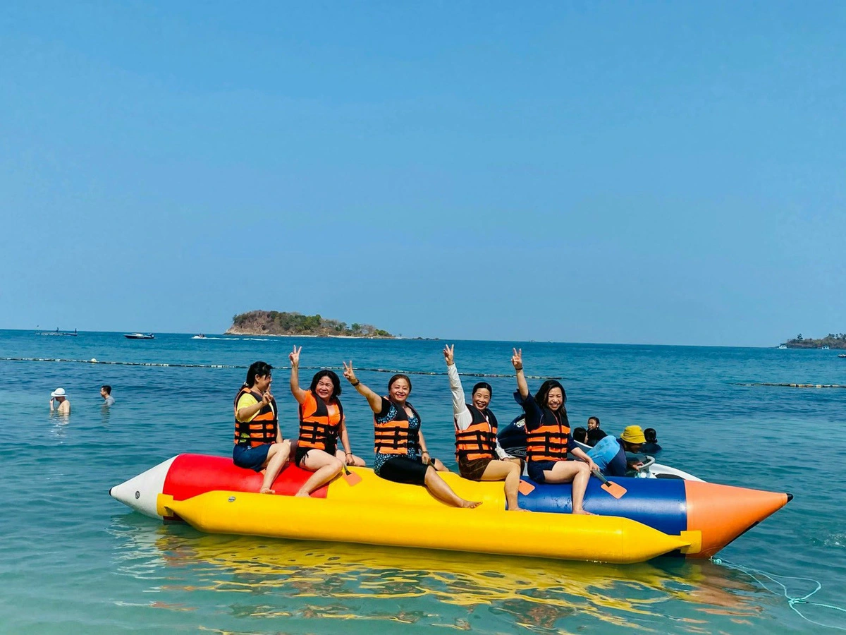 Tourists join an activity in the waters of Nam Du Island off Kien Giang Province, southern Vietnam. Photo: C.Cong / Tuoi Tre