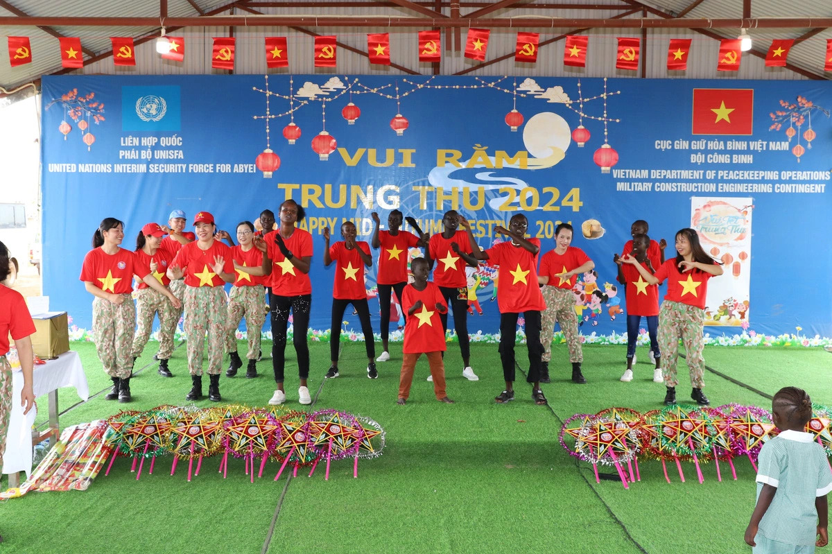 A dance performance by members of a Vietnamese sapper unit under the Vietnamese peacekeeping force at the UNISFA Mission in Africa and local children at the Happy Mid-Autumn Festival hosted by the unit. Photo: The Vietnamese sapper unit