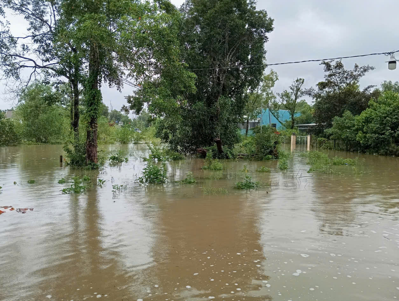 Prolonged rain inundates a hamlet in Cua Duong Commune, Phu Quoc City. Photo: X. Ngo / Tuoi Tre