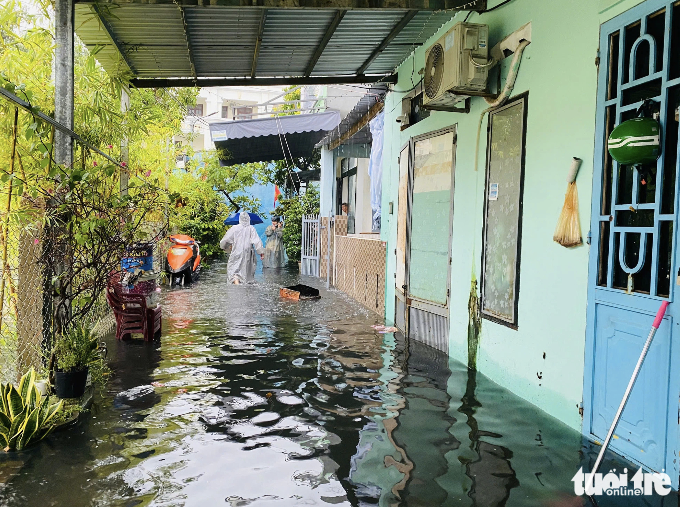 Rainwater submerges dozens of houses in Da Nang