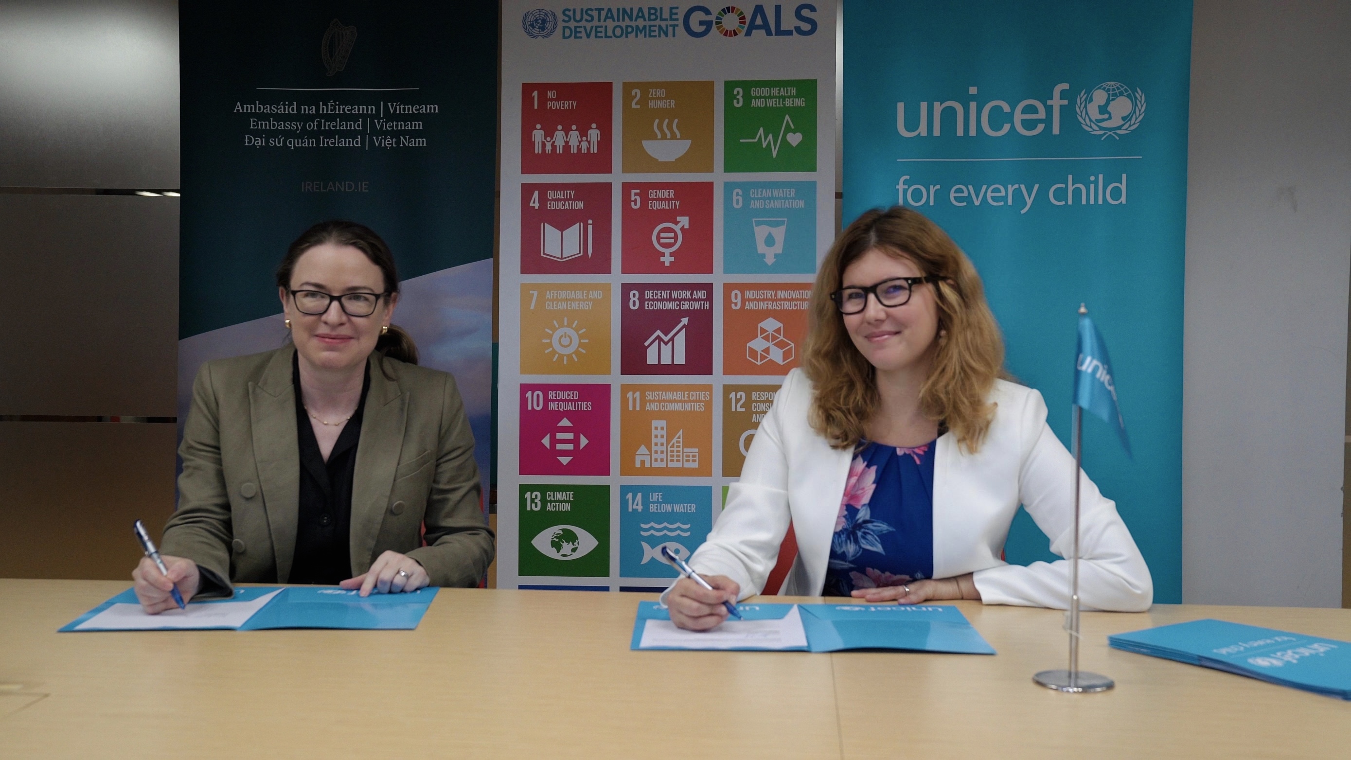 Representatives at a signing ceremony between the Embassy of Ireland in Vietnam and UNICEF Vietnam to provide humanitarian relief towards the impact of Typhoon Yagi. Photo: UNICEF Vietnam