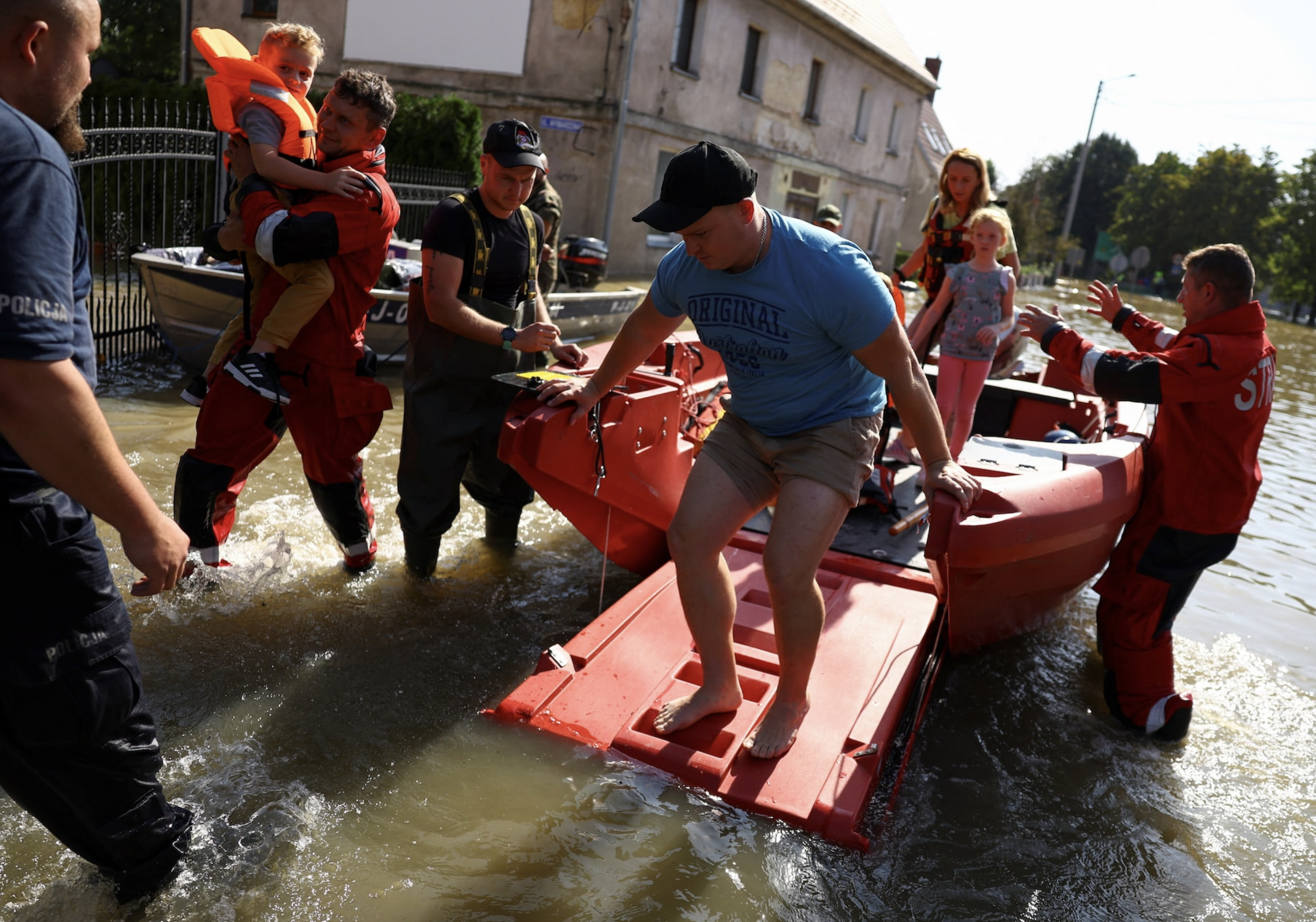 Rescuers help to evacuate people, in an area flooded by the Nysa Klodzka river, following heavy rainfalls, in Lewin Brzeski, Poland September 17, 2024. Photo: Reuters