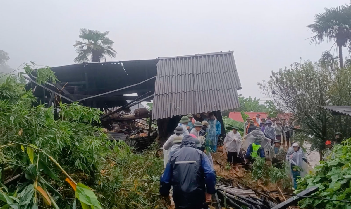 The scene of the landslide that buried four houses and seven people in Phin Chai 2 Village, A Lu Commune, Bat Xat District, Lao Cai Province. Photo: Supplied