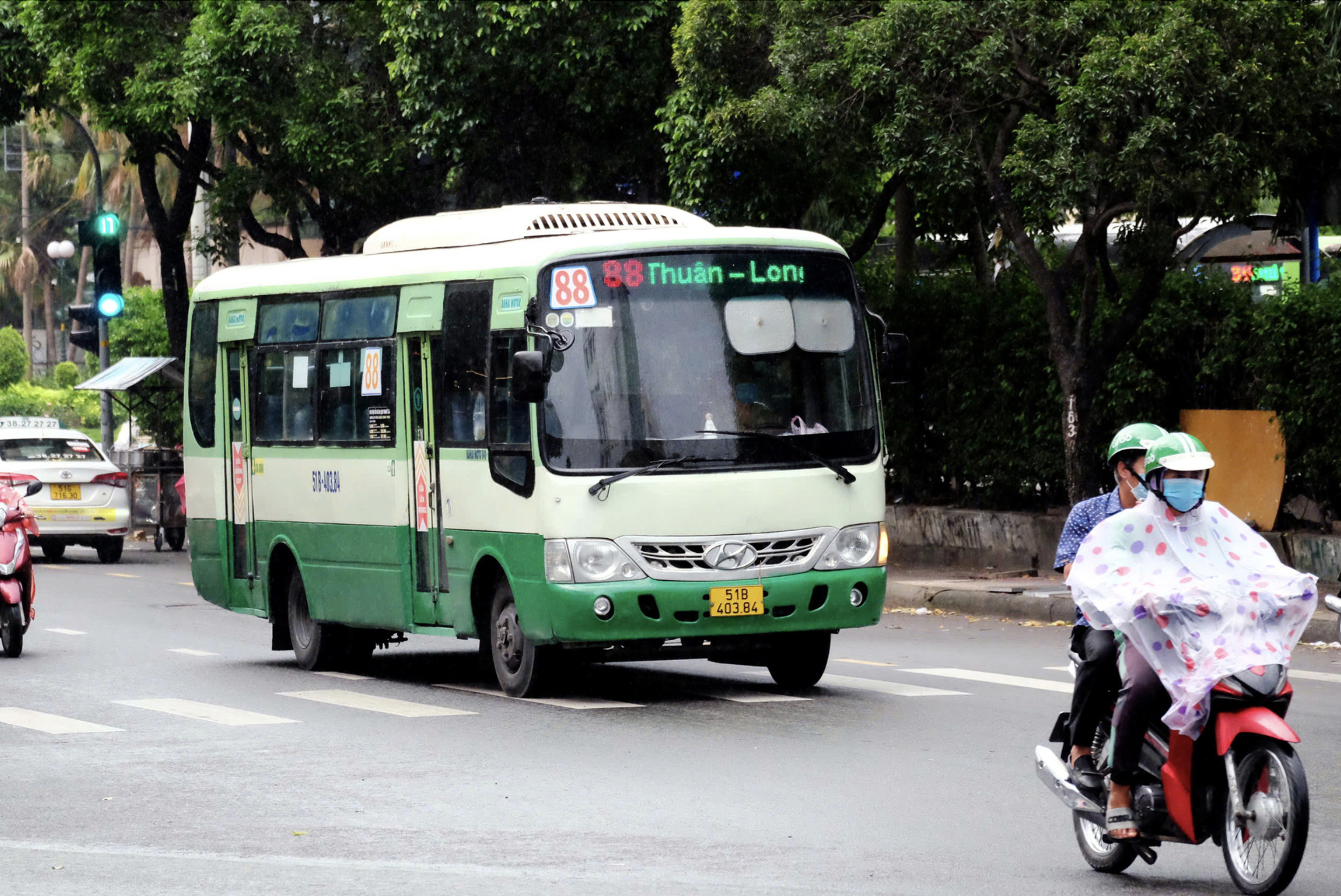 Until now, Ho Chi Minh City’s bus system has featured 26 - 30 percent of operational green energy-powered buses. The photo shows a diesel-powered bus running on a street in Ho Chi Minh City. Photo: Phuong Nhi / Tuoi Tre