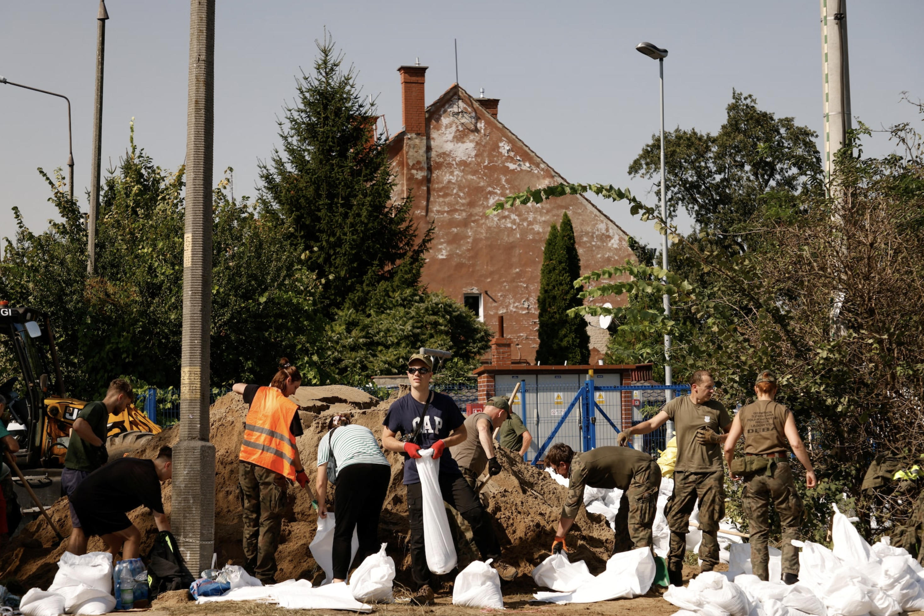 Soldiers and civilian volunteers fill sandbags in Wroclaw, Poland, September 17, 2024. Photo: Reuters