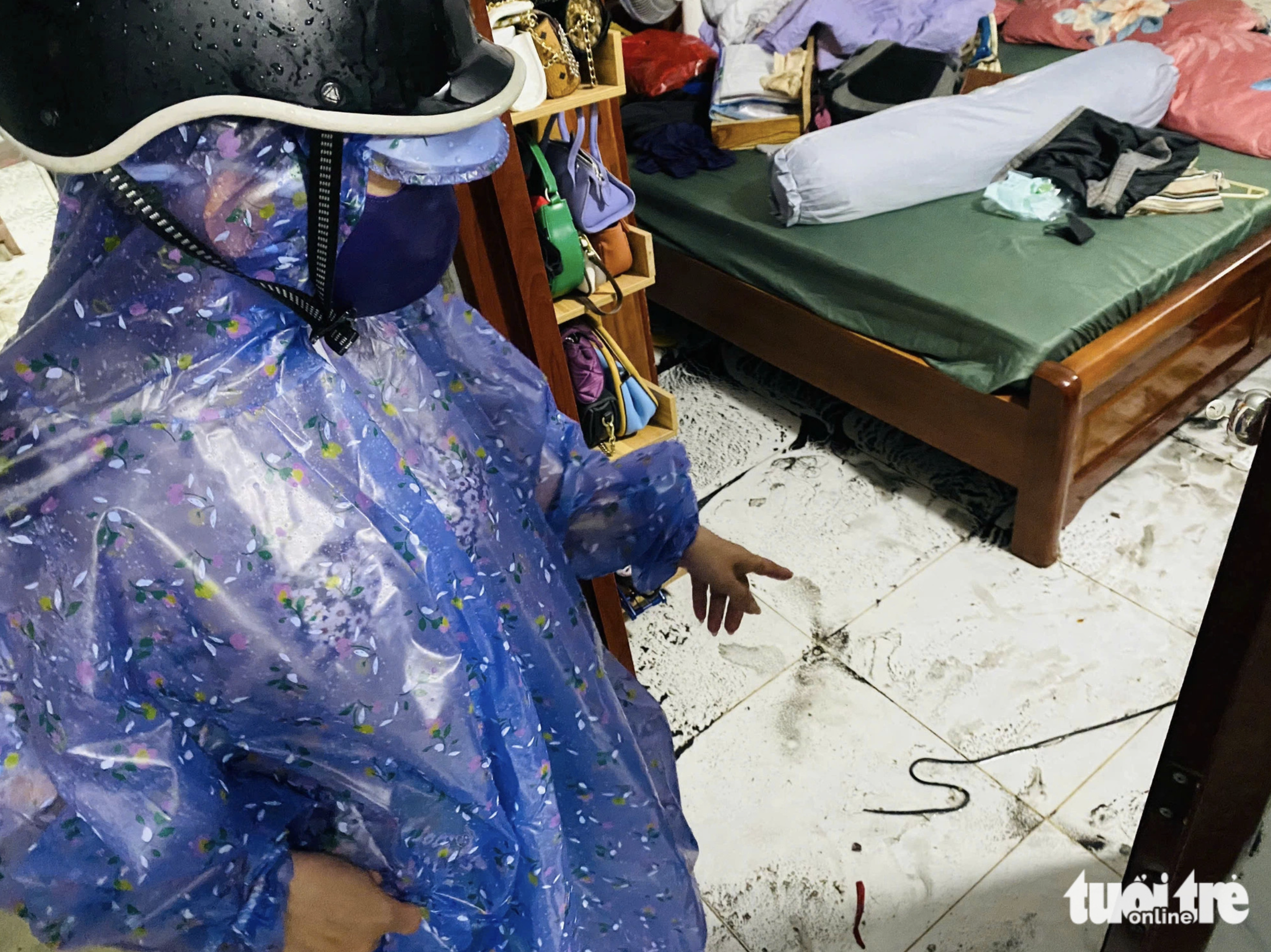 A house in a mess after flood water recedes. Photo: Doan Nhan / Tuoi Tre