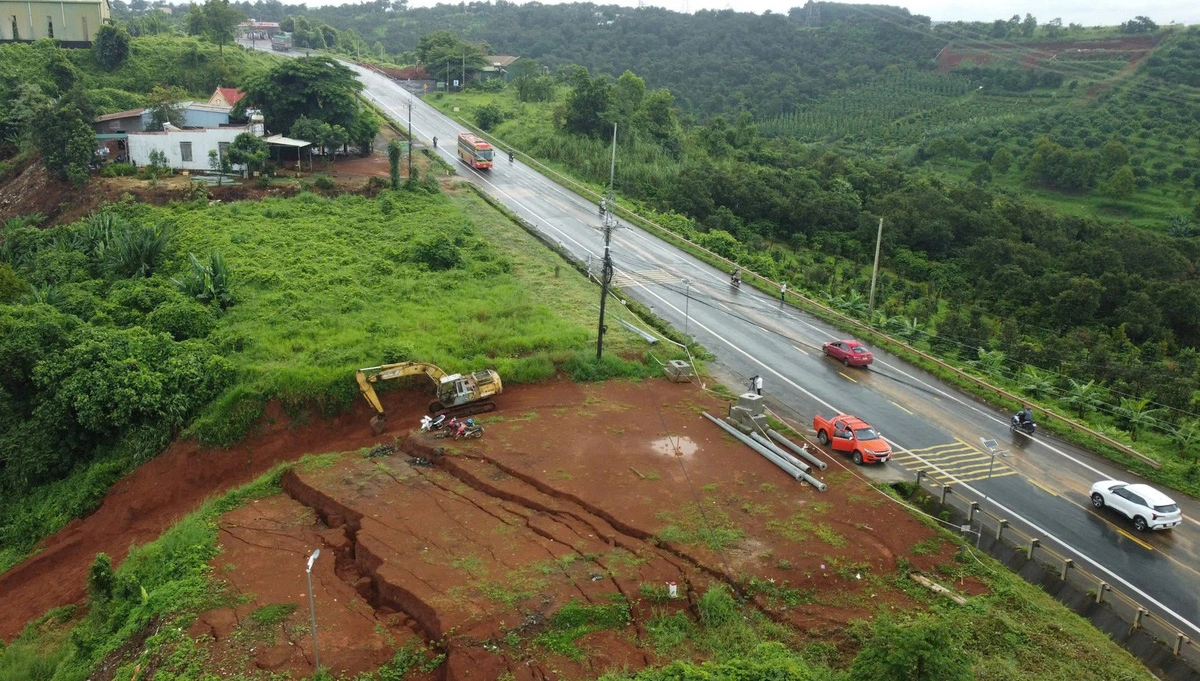 Cracks along a section of National Highway 14 in Dak R’lap District, Dak Nong Province may spread wider. Photo: P.Le / Tuoi Tre