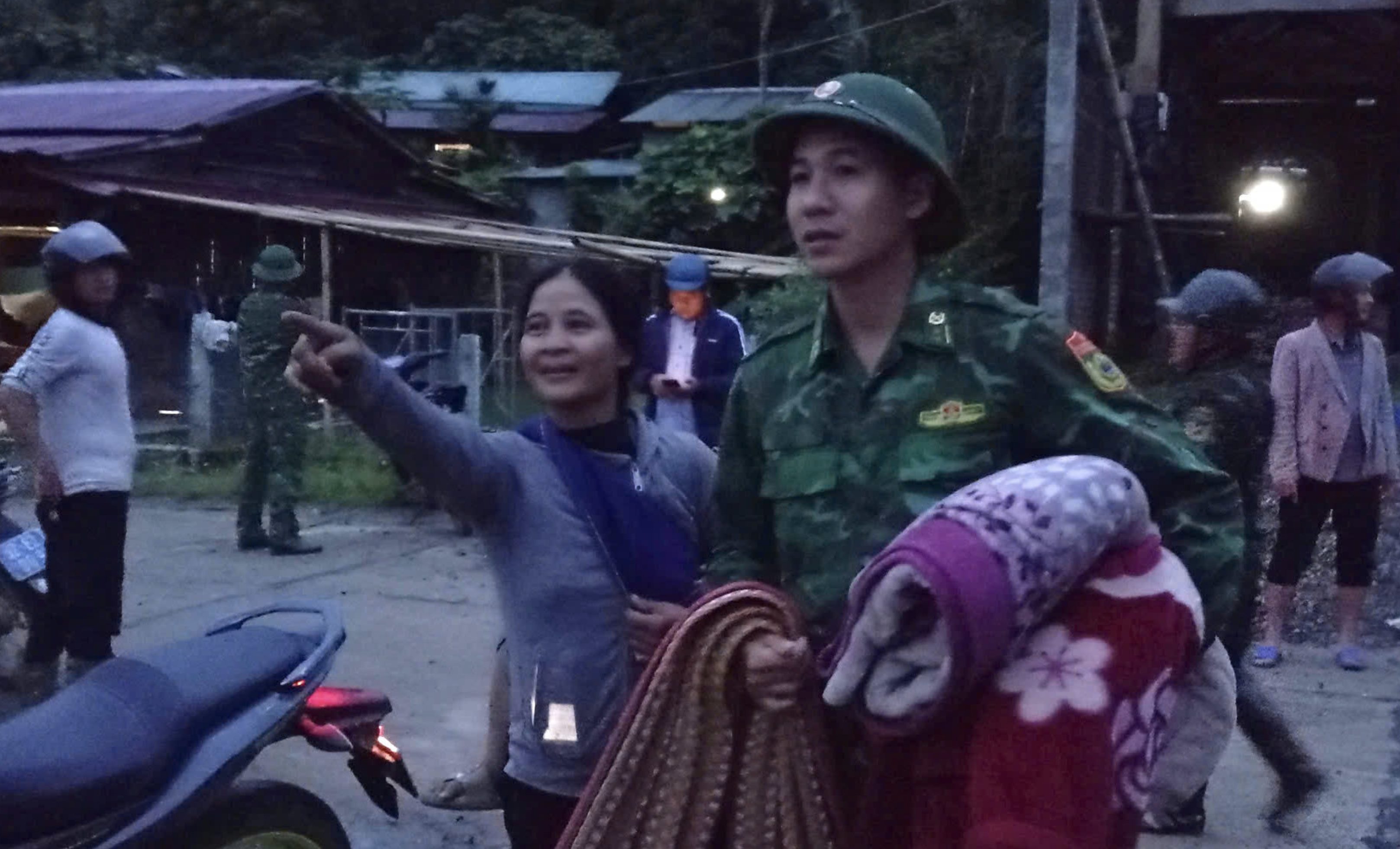 Soldiers evacuate residents in a mountainous village in Quang Nam Province, central Vietnam to a safer place after discovering a deep fissure in the woods behind the village. Photo: Dan Nguyen / Tuoi Tre