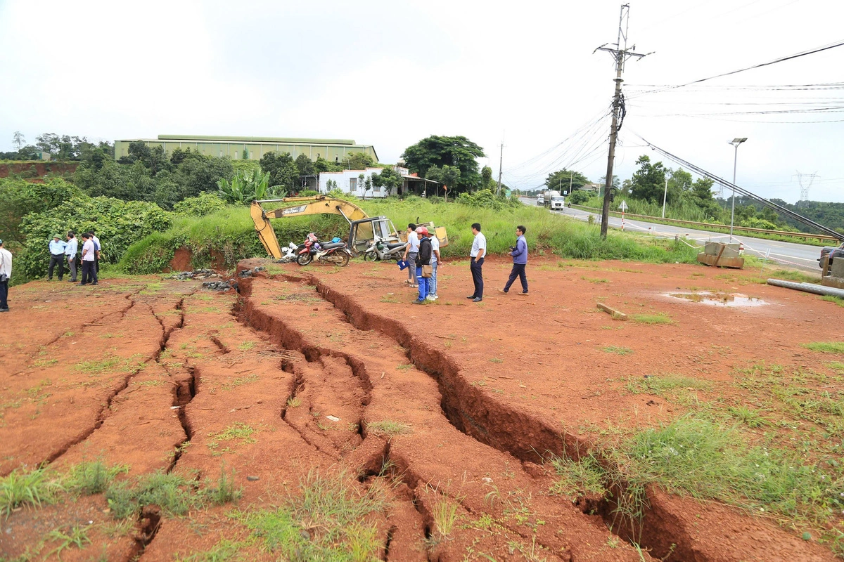 The subsidence and cracks on the National Highway 14 section in Dak R’lap District, Dak Nong Province are attributed to illegal leveling using a huge volume of soil in 2021. Photo: P. Le / Tuoi Tre