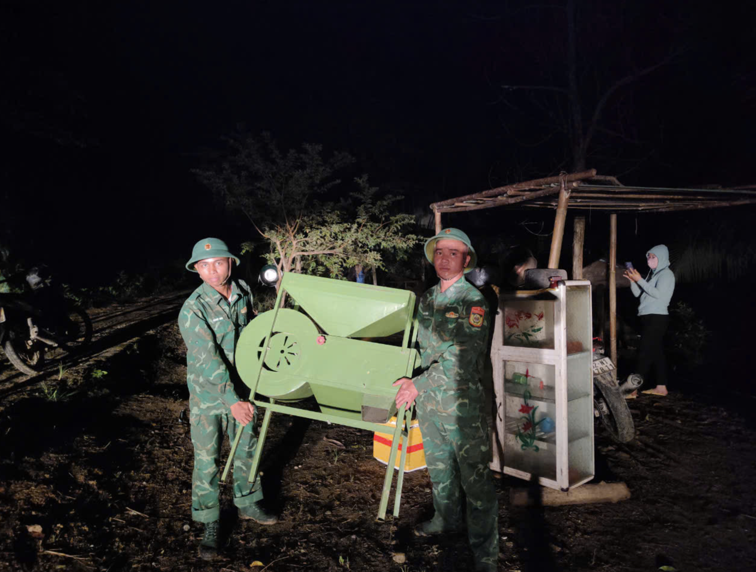 Soldiers help residents remove their assets out of a dangerous area which is expected to face a landslide following a deep crack on the nearby hill. Photo: Dan Nguyen / Tuoi Tre