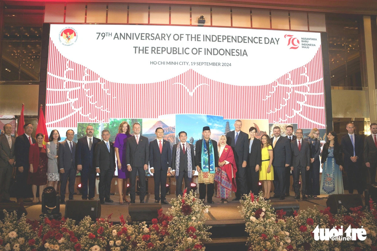 Representatives of the Ho Chi Minh City administration, the Indonesian Consulate General in the city and other diplomatic officials pose for a photo at a ceremony held in the city on September 19, 2024 to welcome the 79th anniversary of Indonesia's Independence Day. Photo: Ngoc Duc / Tuoi Tre