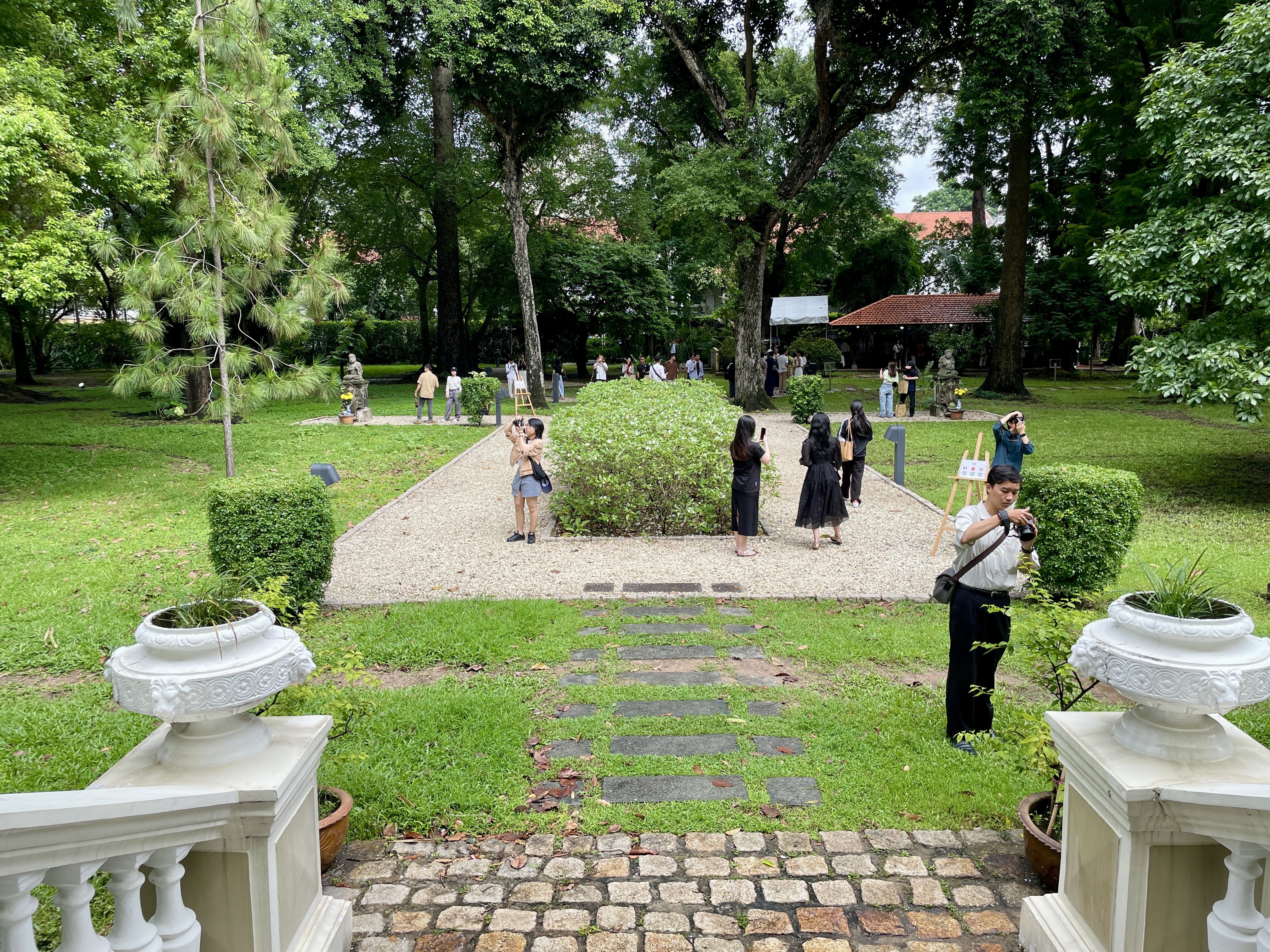 Ho Chi Minh City experienced heavy rain on September 21, 2024 but the French Residence still attracted a large number of visitors. Photo: Minh Khoi / Tuoi Tre News