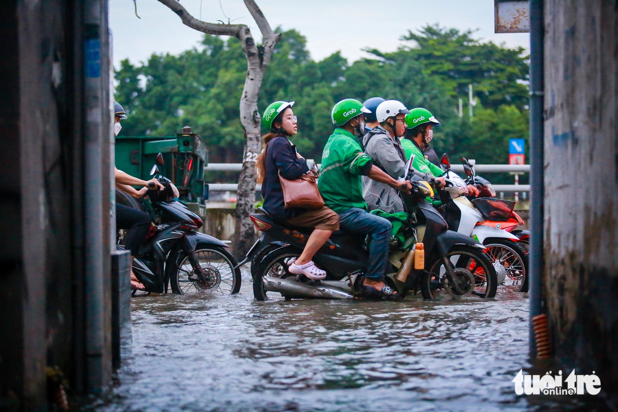 Vehicles wade through the flooded Tran Xuan Soan Street in District 7, Ho Chi Minh City during high tides, September 20, 2024. Photo: Chau Tuan / Tuoi Tre