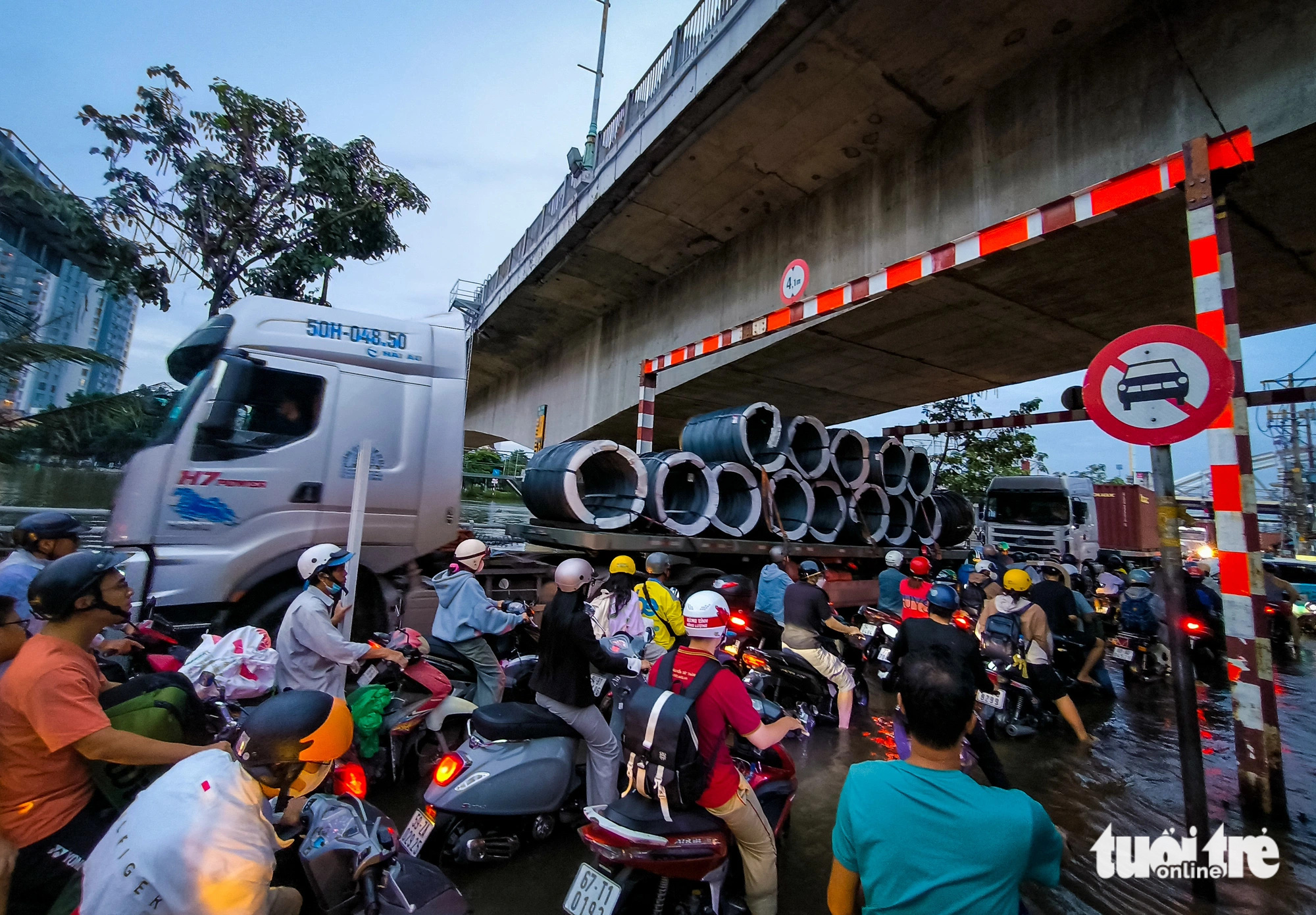 High tides combined with heavy rain creates significant travel difficulties for commuters on Tran Xuan Soan Street in District 7, Ho Chi Minh City, September 20, 2024. Photo: Le Phan / Tuoi Tre