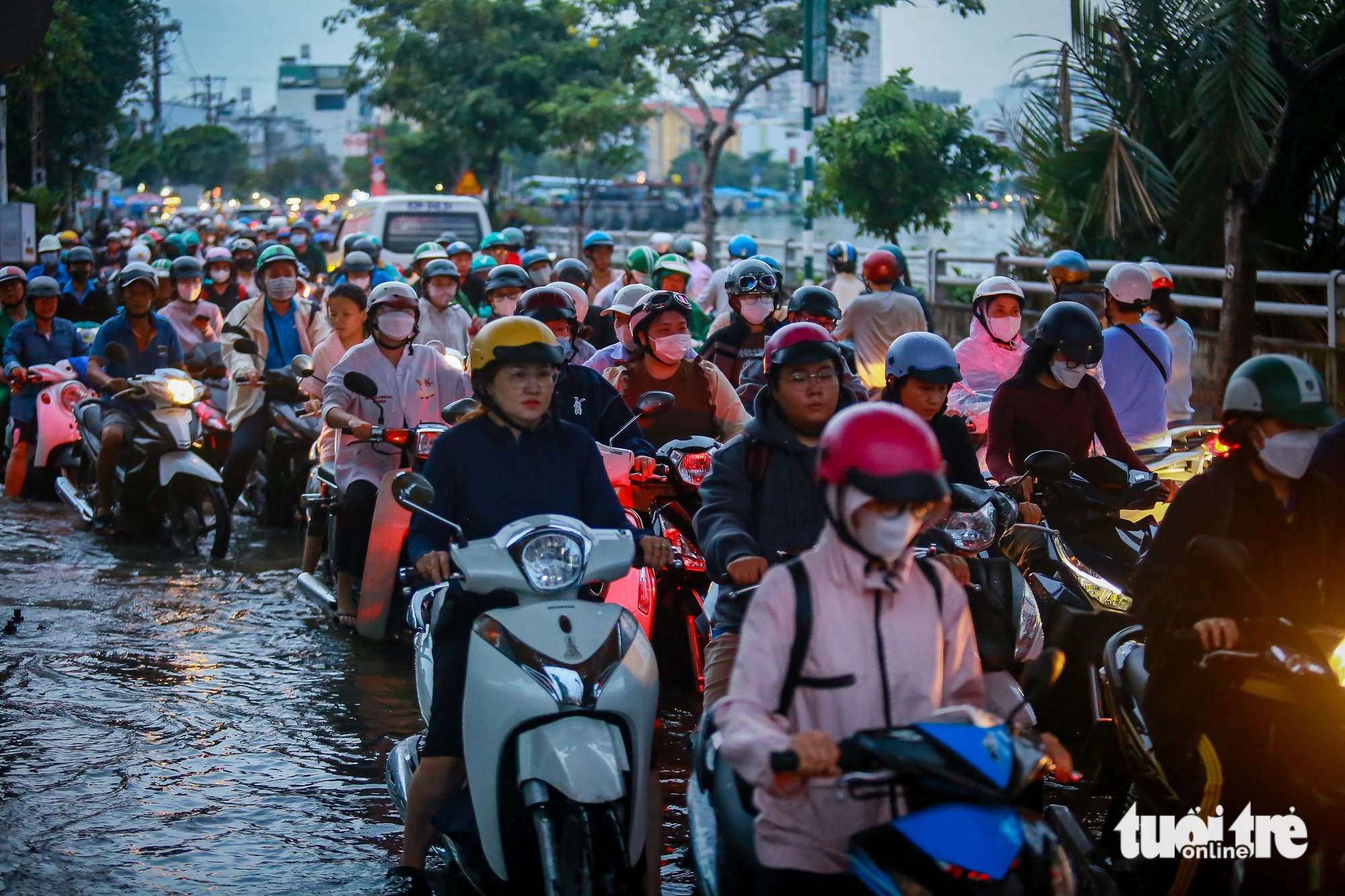 Vehicles wade through the flooded Tran Xuan Soan Street in District 7, Ho Chi Minh City during high tides, September 20, 2024. Photo: Le Phan / Tuoi Tre