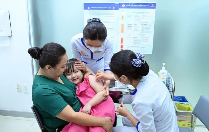 A five-year-old girl gets vaccination against dengue fever at an inoculation center of Vietnam Vaccine Joint Stock Company on September 20, 2024. Photo: Duyen Phan / Tuoi Tre