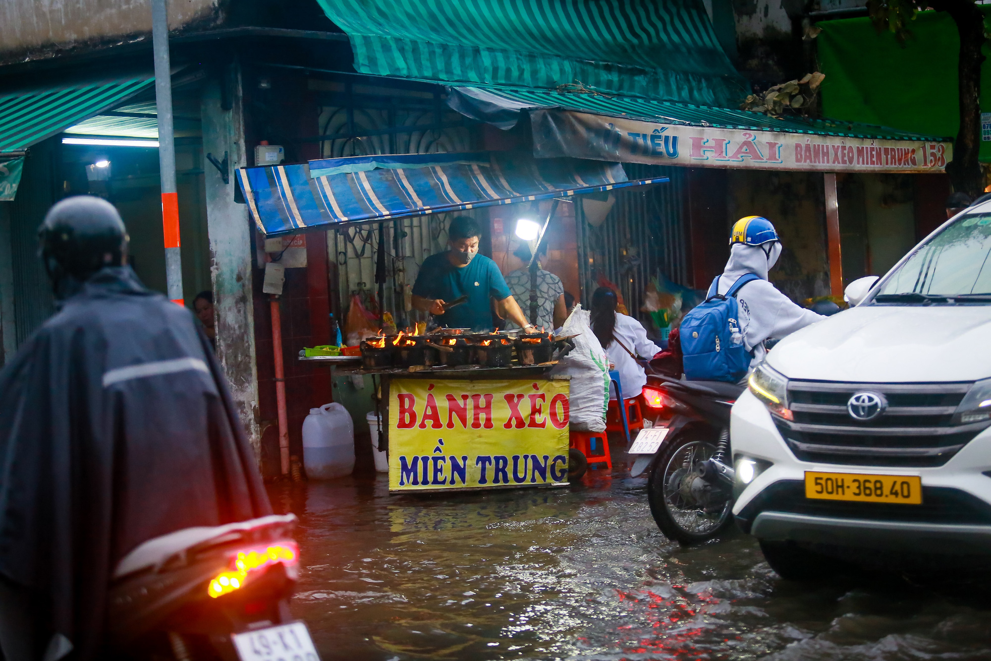 Flooding caused by high tides affects business operations on Tran Xuan Soan Street in District 7, Ho Chi Minh City, September 20, 2024. Photo: Chau Tuan / Tuoi Tre