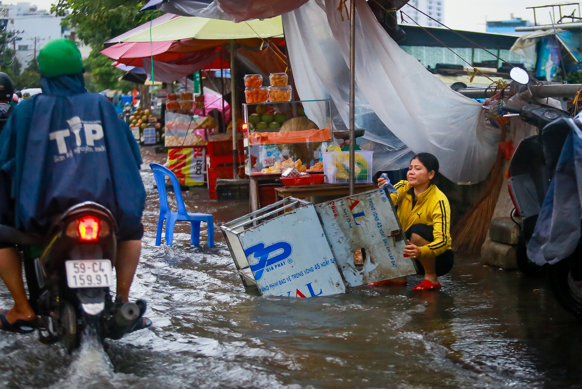 Flooding caused by high tides affects business operations on Tran Xuan Soan Street in District 7, Ho Chi Minh City, September 20, 2024. Photo: Chau Tuan / Tuoi Tre