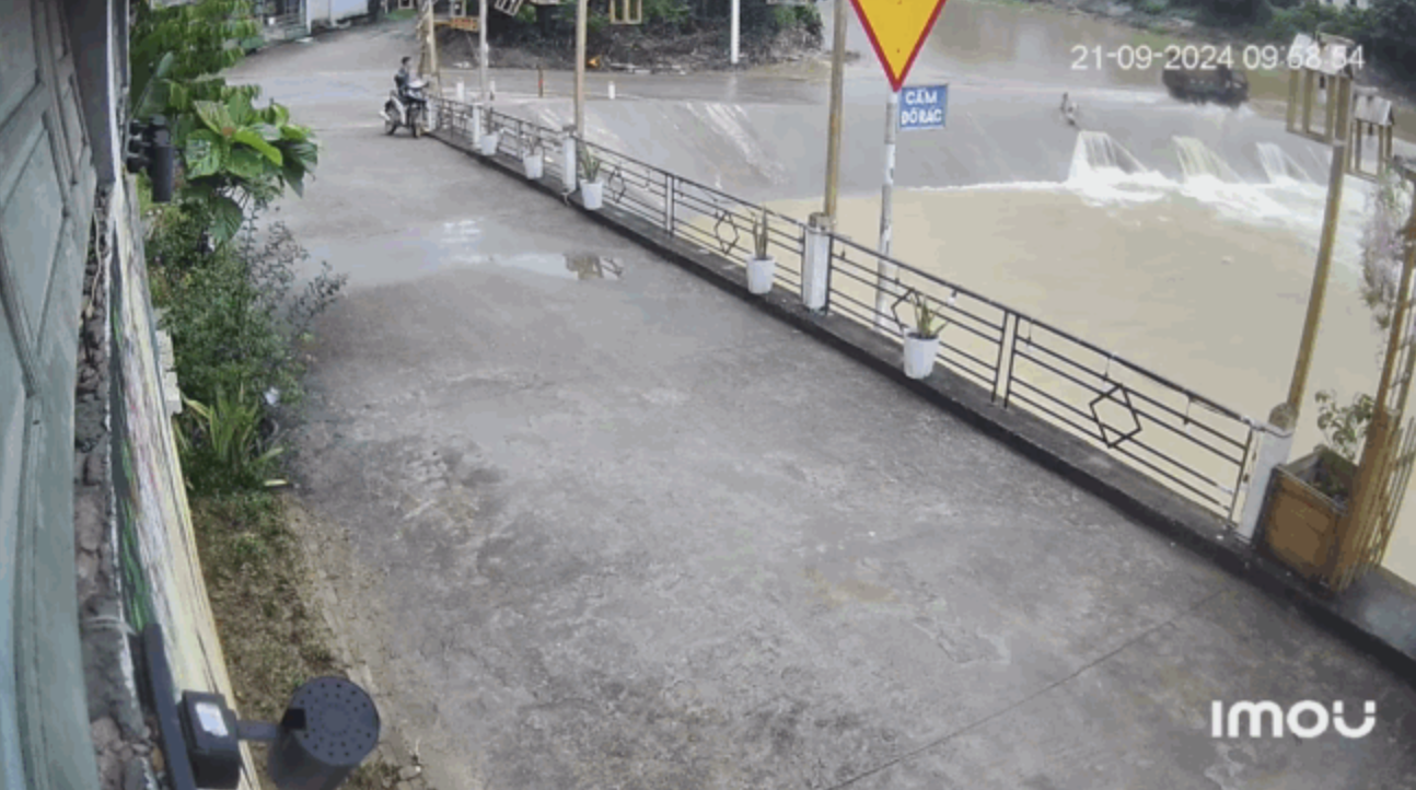 2 girls rescued after floodwaters sweep them, bike into spring in northern Vietnam