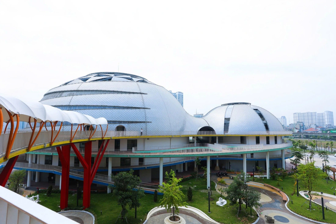 The entrance to an 800-seat theater, a 200-seat cinema, and an art club at the Hanoi Children's Palace. Photo: Quang Vien / Tuoi Tre