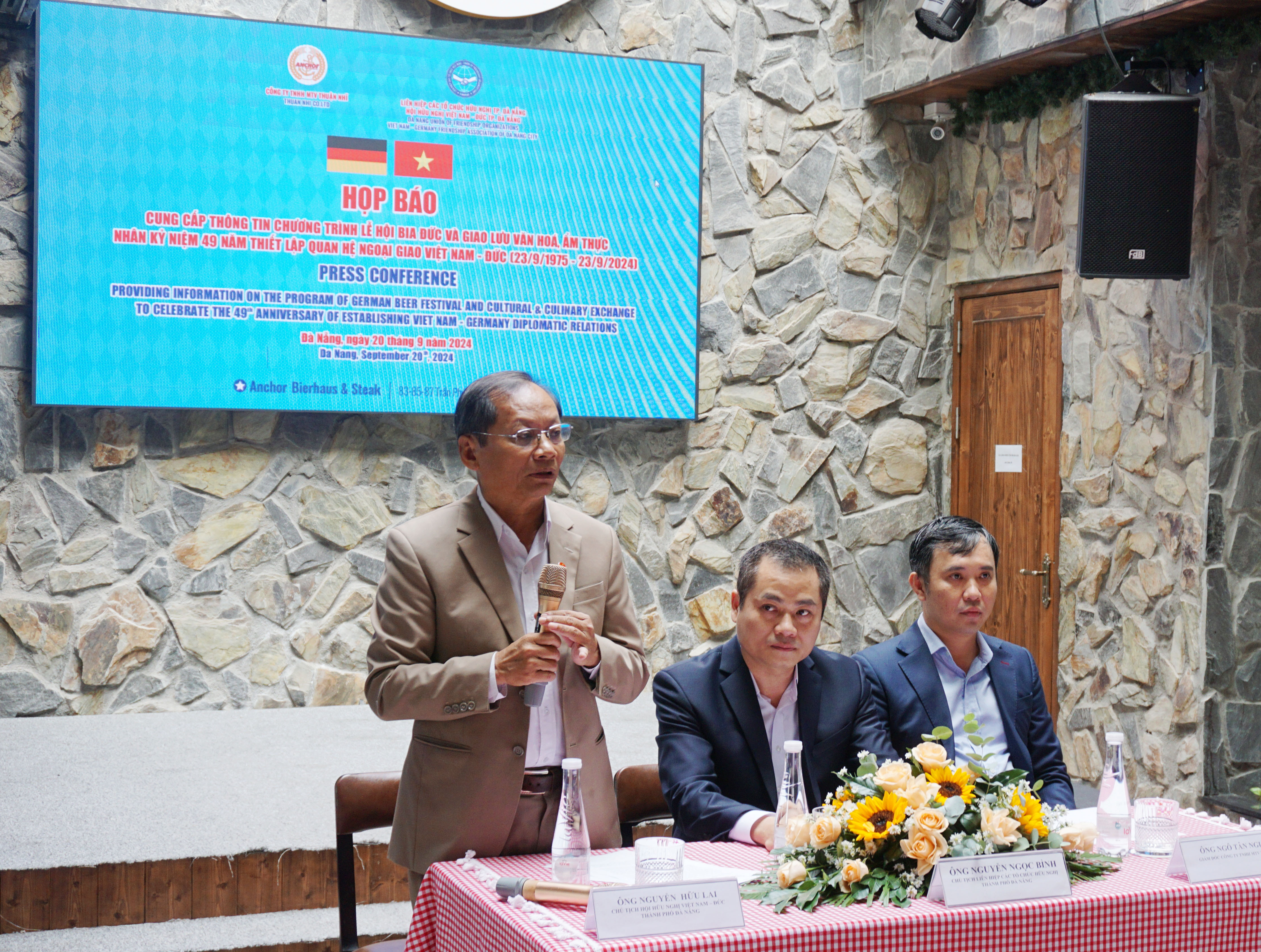 Nguyen Huu Lai, chairman of the Vietnam-Germany Friendship Association, makes the opening statement at the German Beer Festival and cultural culinary exchange press conference in Da Nang, central Vietnam, September 20, 2024. Photo: Thu Nguyen / Tuoi Tre News