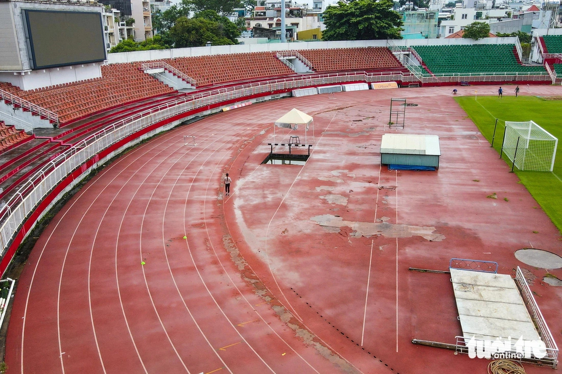 Running tracks at Thong Nhat Stadium will be repaved. Photo: Phuong Nhi / Tuoi Tre