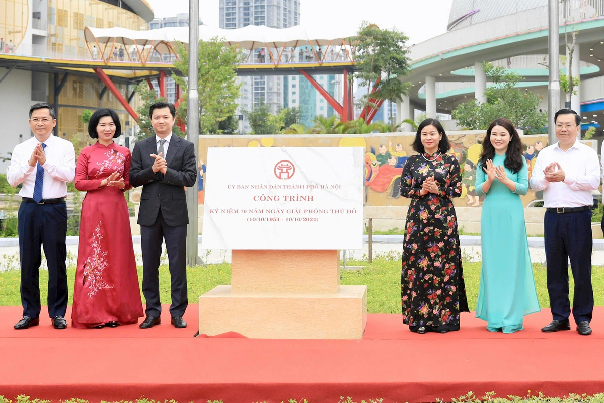 Leaders of the administration in Hanoi and the Vietnam National Union of Students at the inauguration ceremony of the Hanoi Children's Palace on September 21, 2024. The palace was opened in celebration of the 70th anniversary of the Vietnamese capital's Liberation Day (October 10, 1954 - October 10, 2024). Photo: Quang Thai / Tuoi Tre