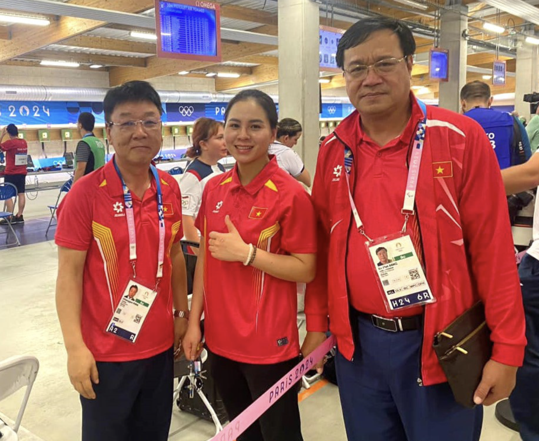 South Korean coach Park Chung Gun (L) plays an important role in helping shooter Trinh Thu Vinh  (middle) claim the 2024 Paris Olympics qualification. Photo: Vietnam News Agency