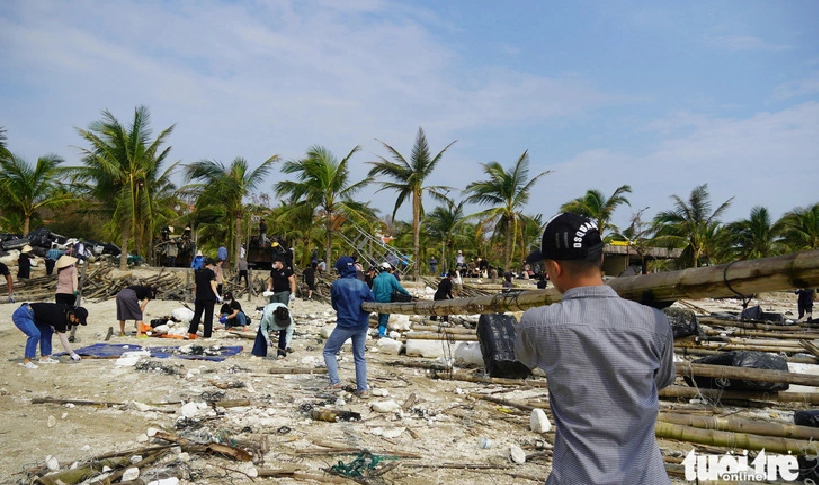 The beach is full of trash, mainly styrofoam pieces and bamboo sticks. Photo: Ngoc An / Tuoi Tre